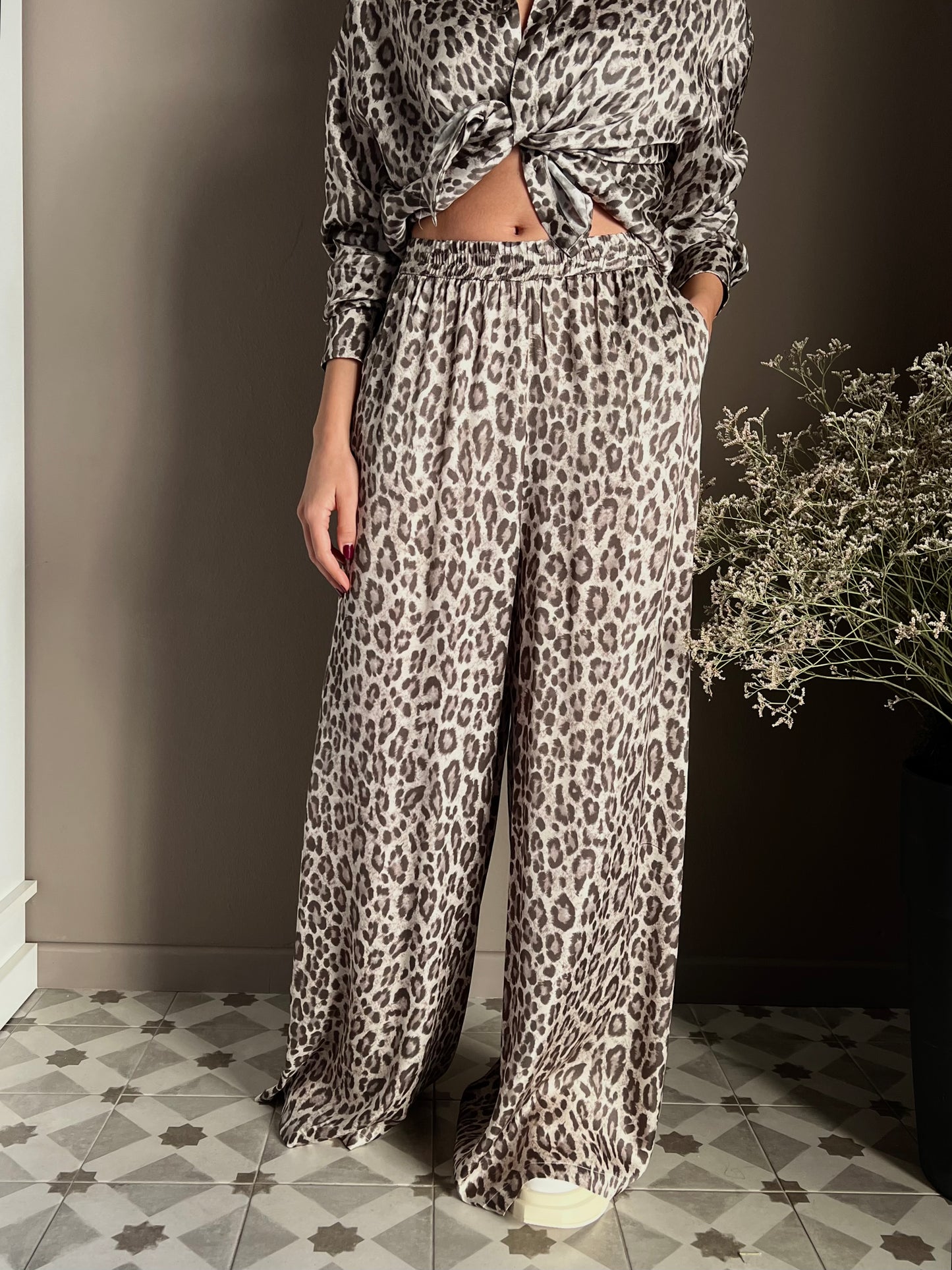 Pantalone in viscosa con stampa animalier