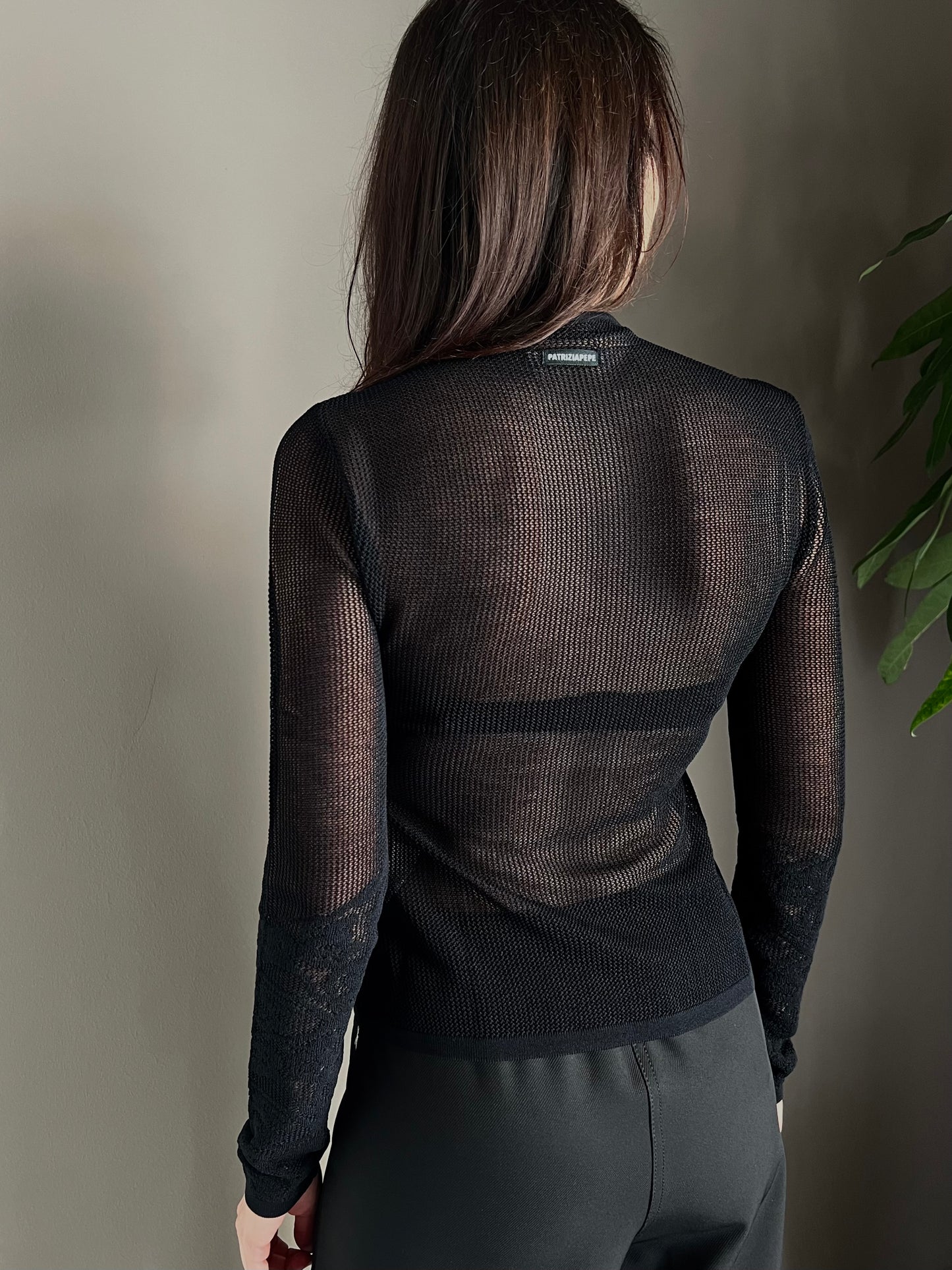 Maglia dolcevita a taglio vivo effetto pizzo