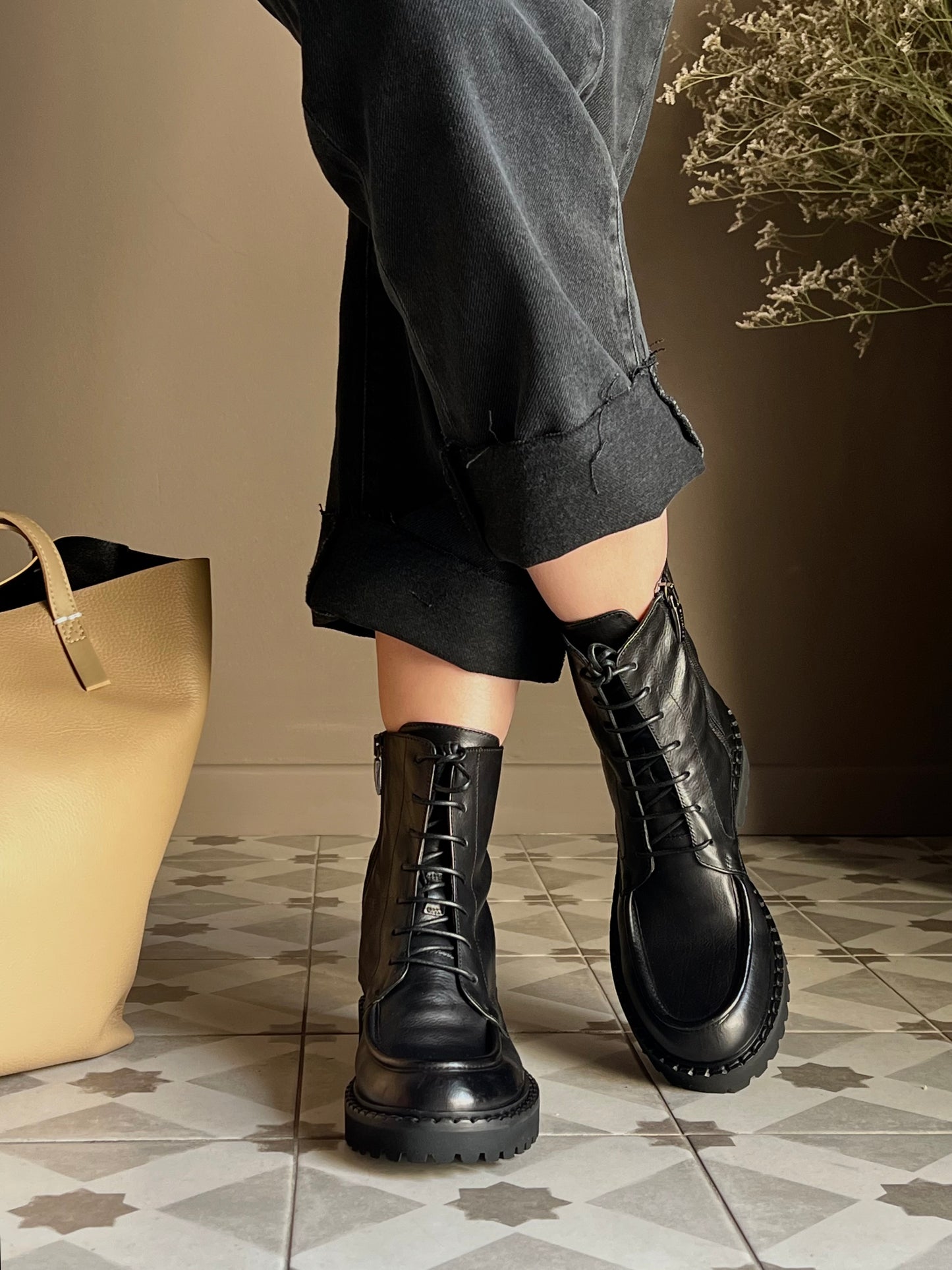 Stivaletto combat in pelle con suola carrarmato