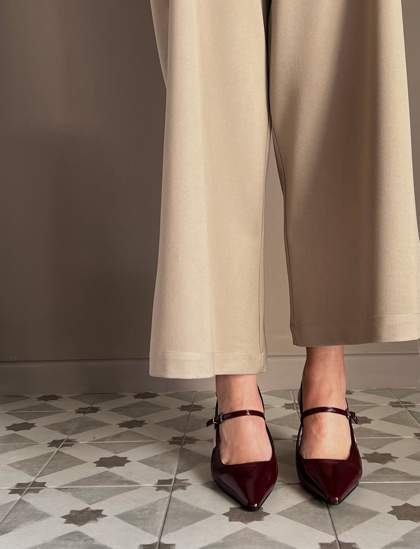 Slingback in vernice con tacco sottile