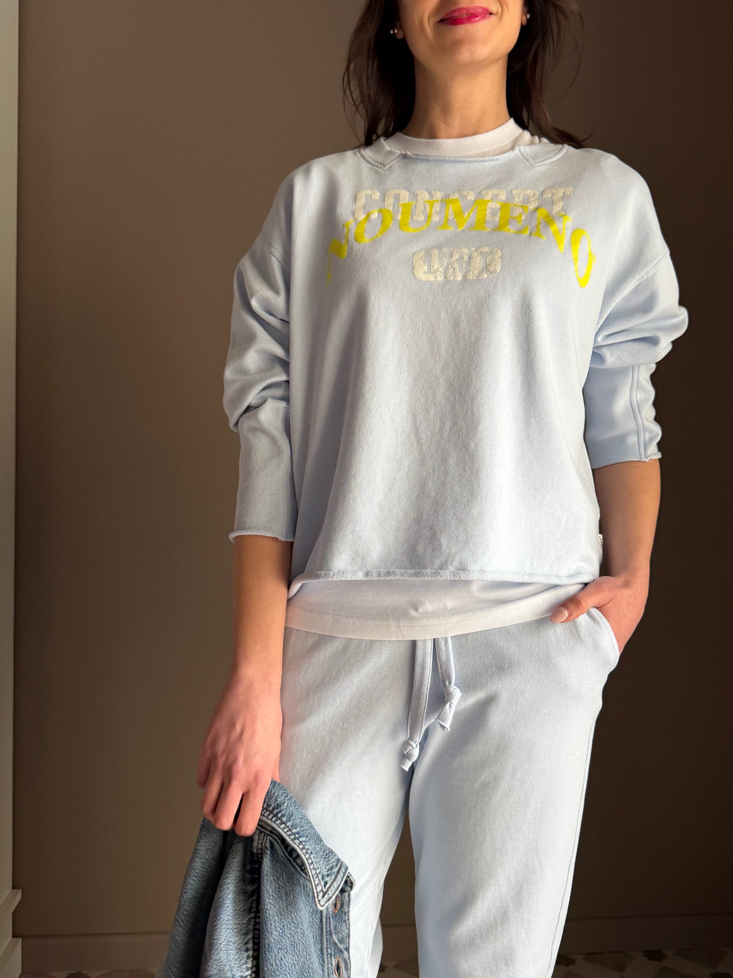 Felpa boxy azzurra con scritta fluo