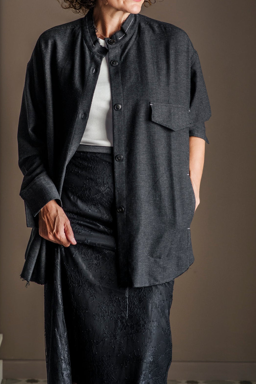 Camicia coreana con dettagli taglio vivo