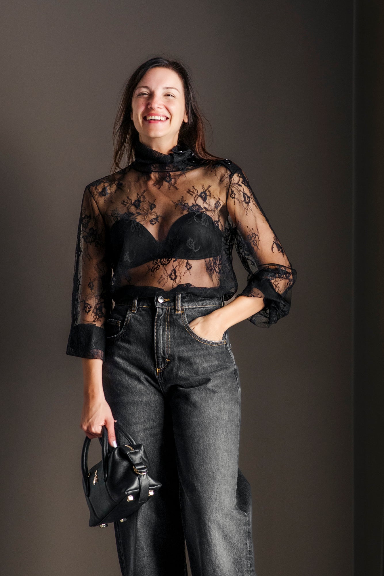 Blusa in pizzo francese con collo alto