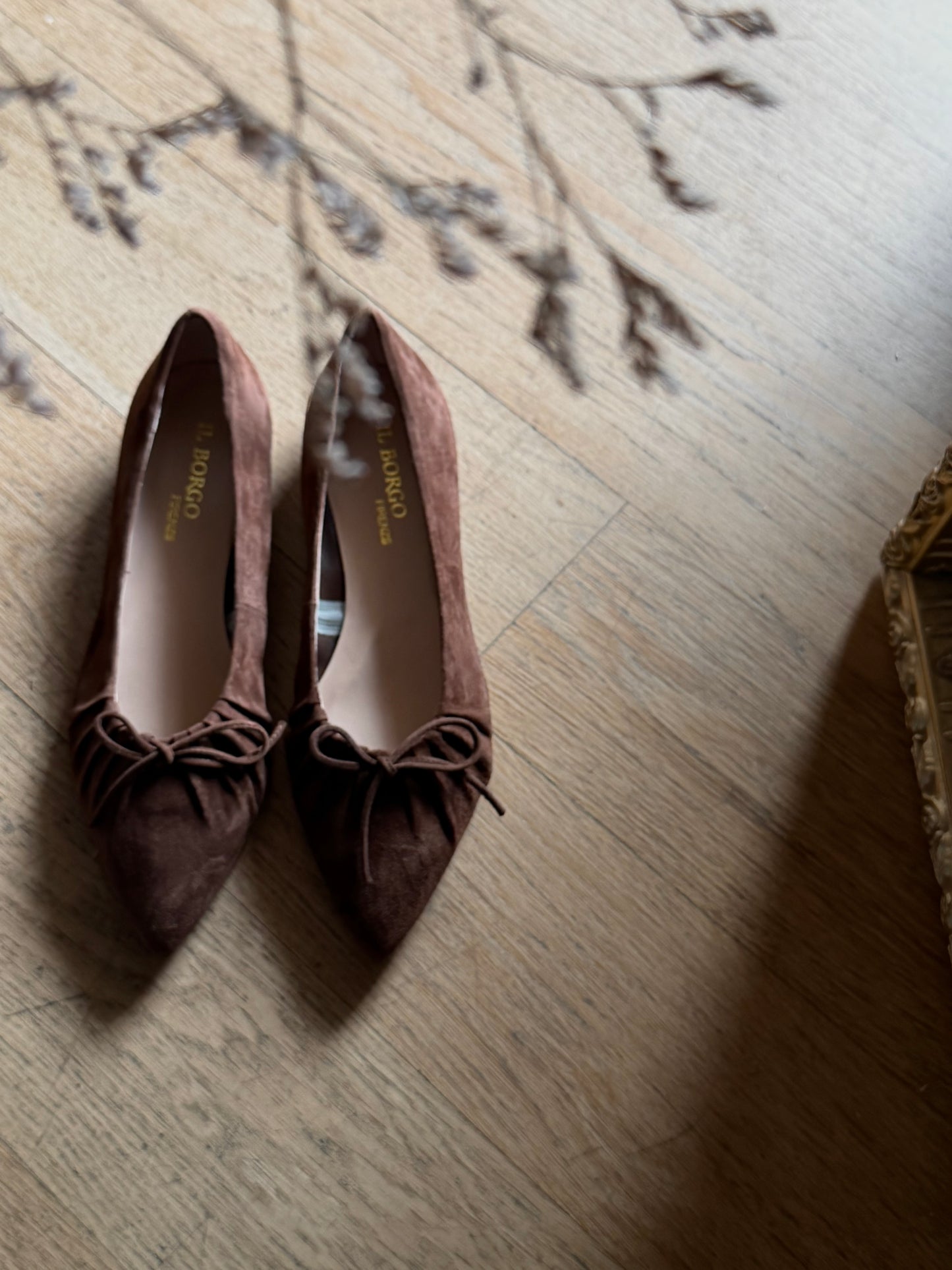 Scarpa in suede con plisse’