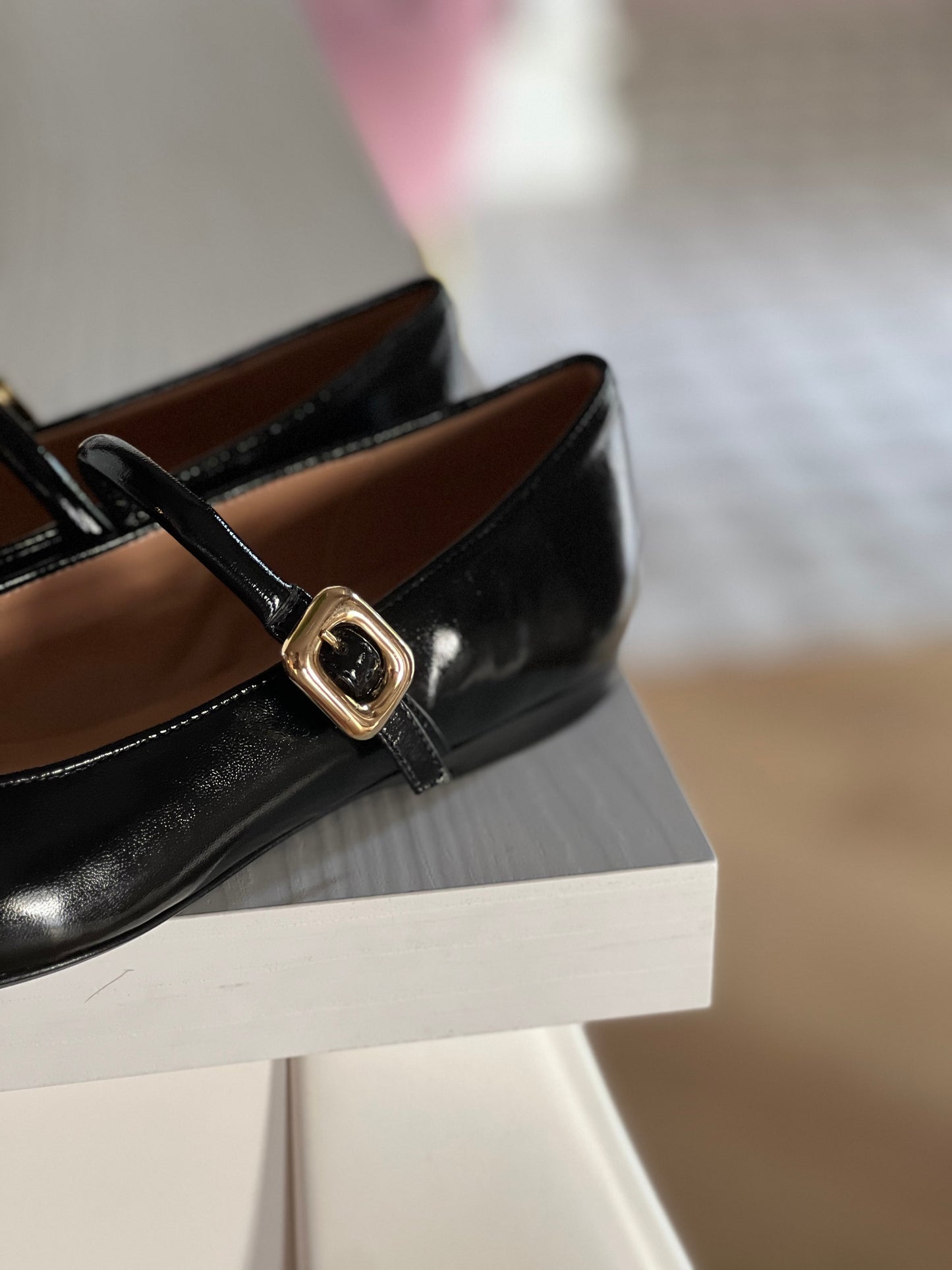 Scarpa con cinturino in pelle e fibbia oro