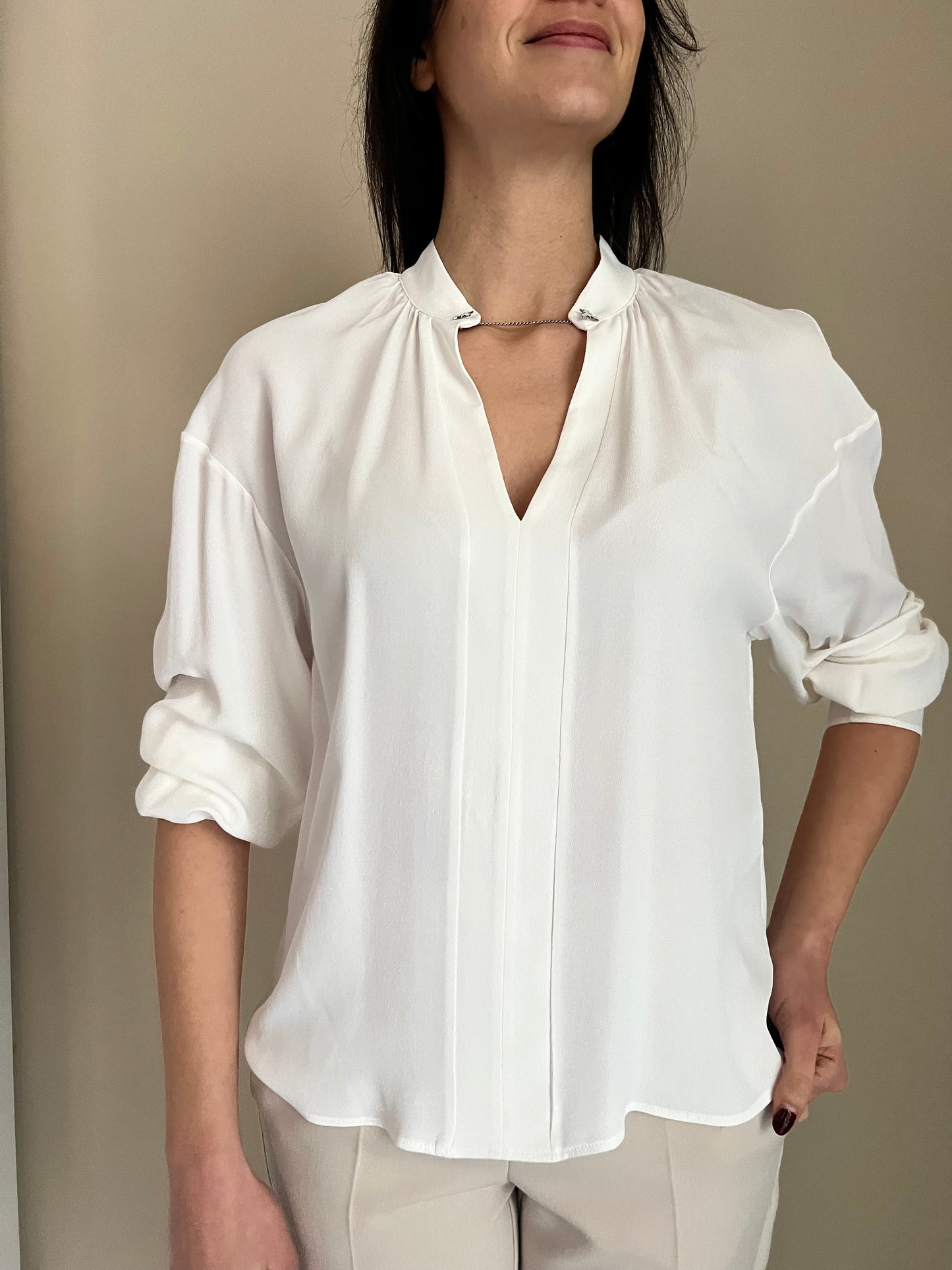 Camicia con scollo a V e catenella