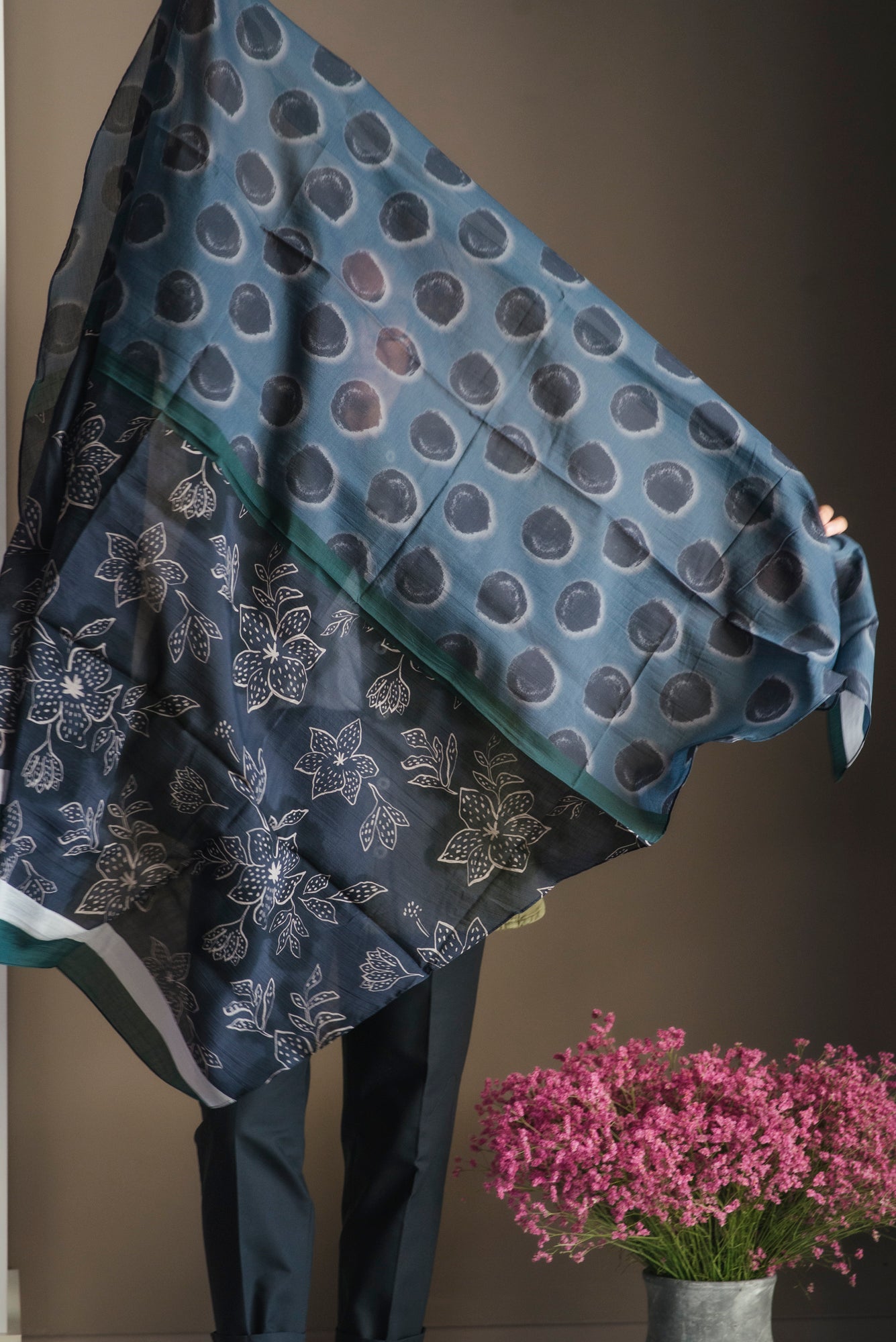 Foulard Alessia Santi in cotone e seta nero blu grigio