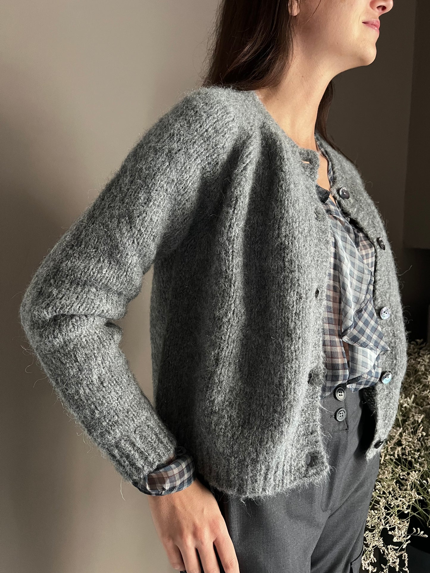 Cardigan grigio con ricamo