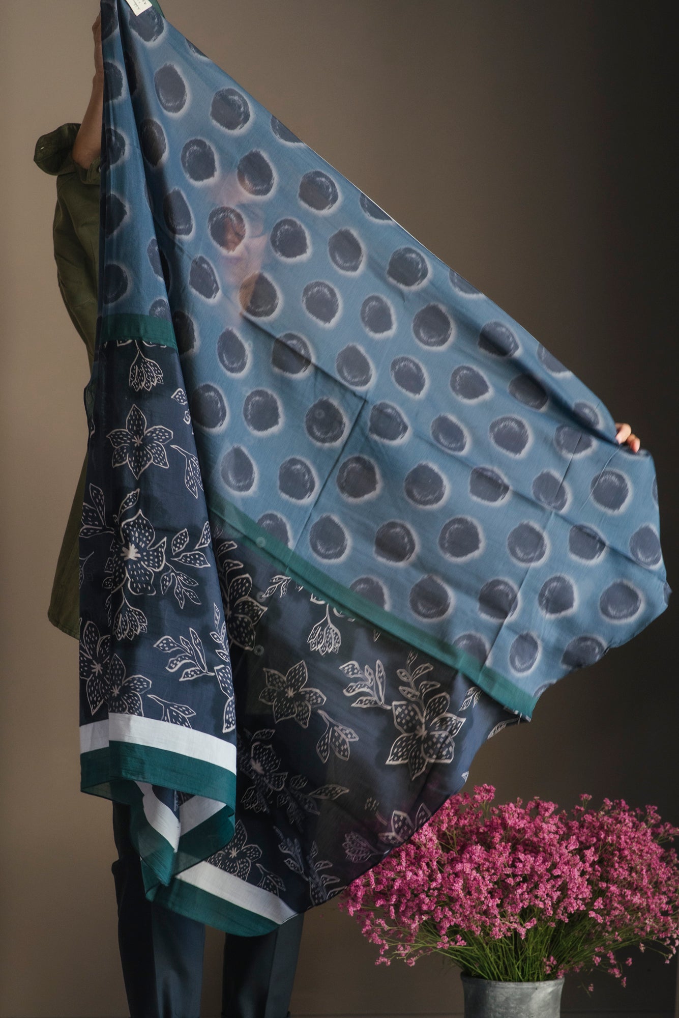 Foulard Alessia Santi in cotone e seta nero blu grigio