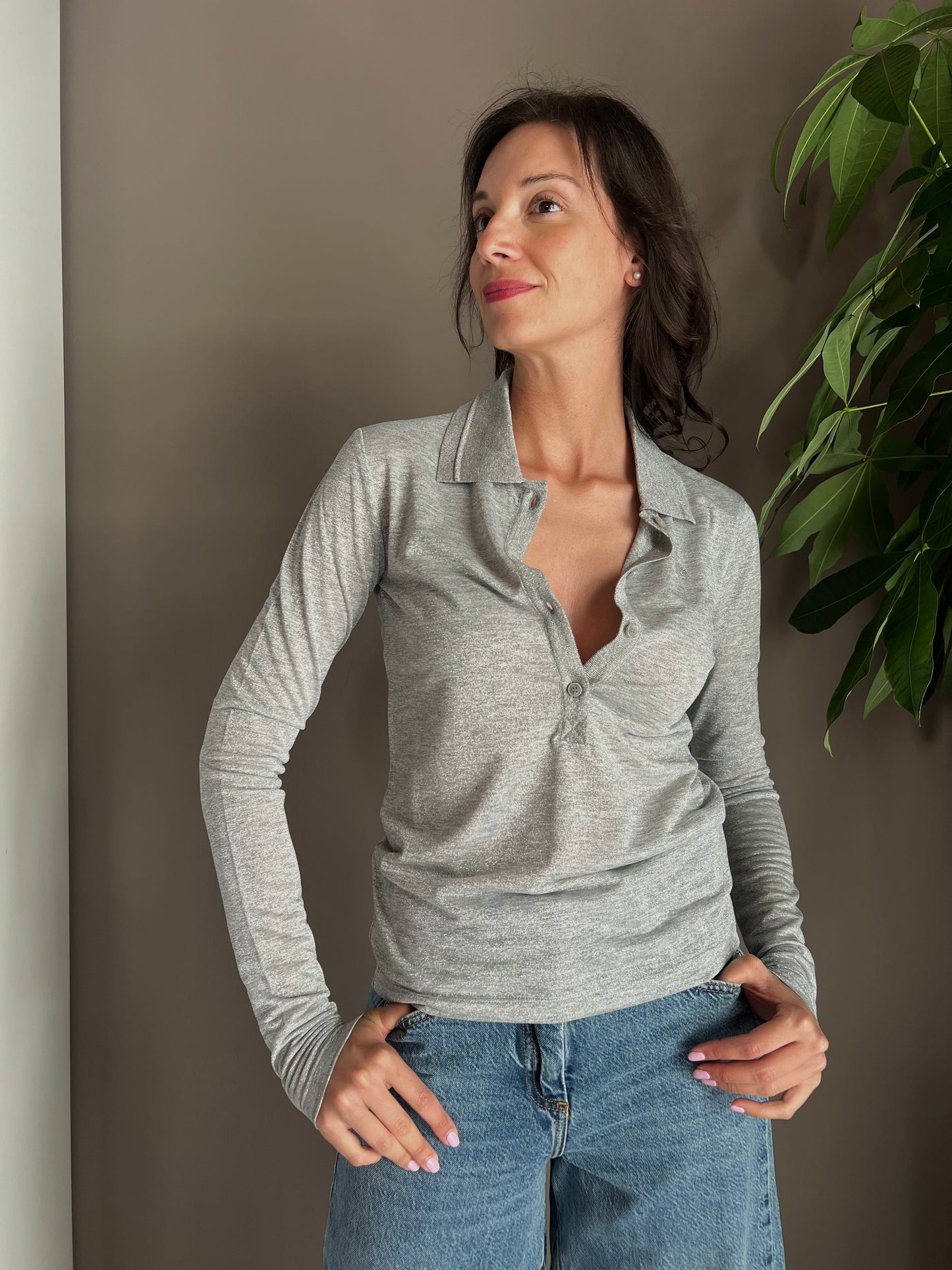 Polo in viscosa e lurex grigio perla