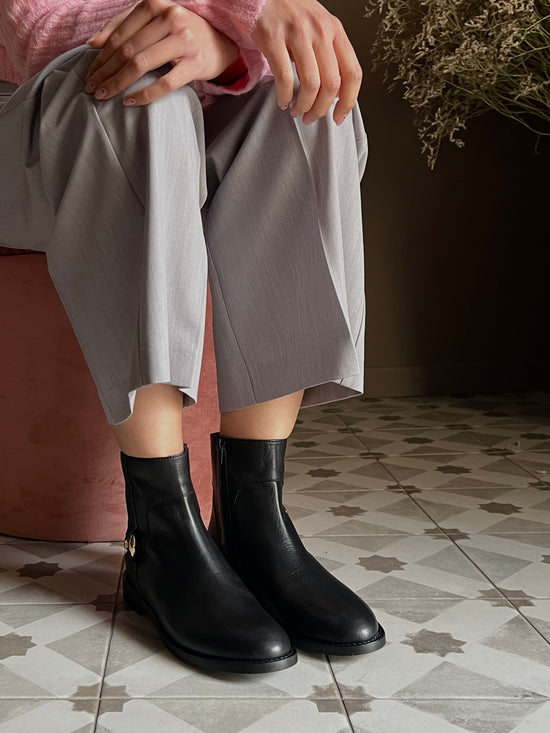 Stivaletto in pelle con dettaglio fibbietta
