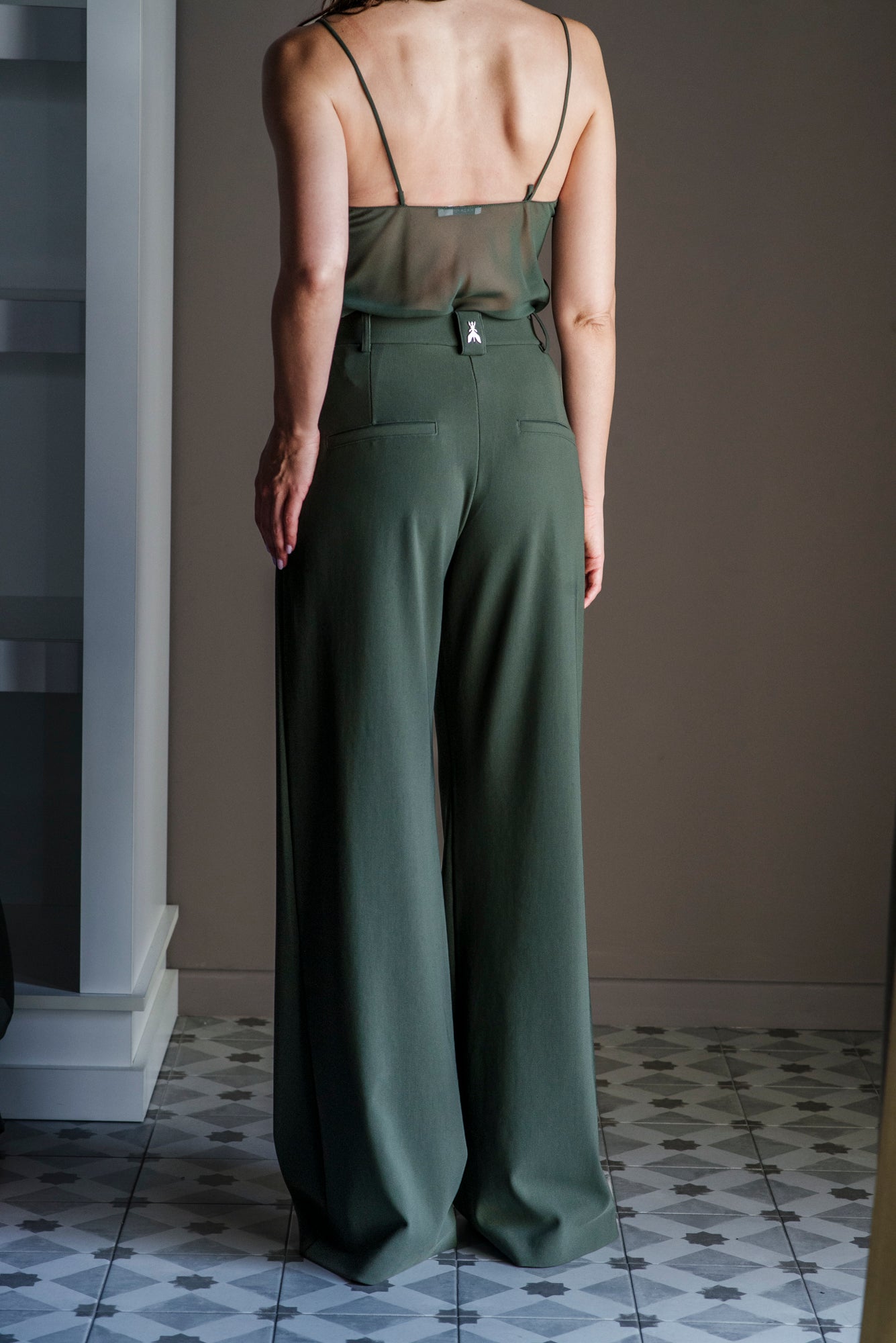 Pantalone a palazzo con vita elasticizzata militare