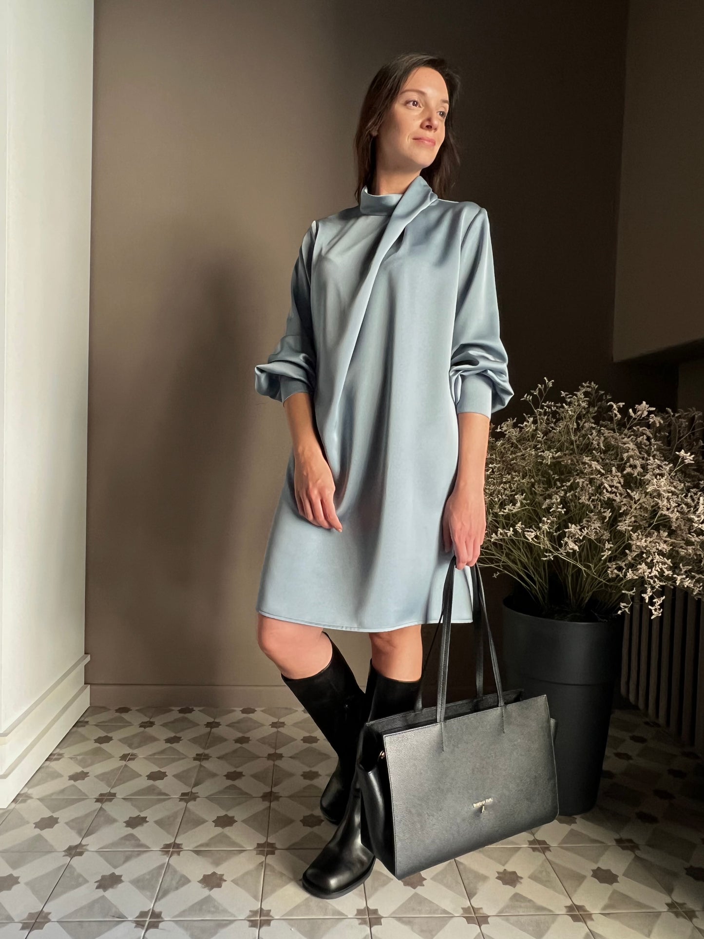 Abito in satin con collo drappeggiato light blu