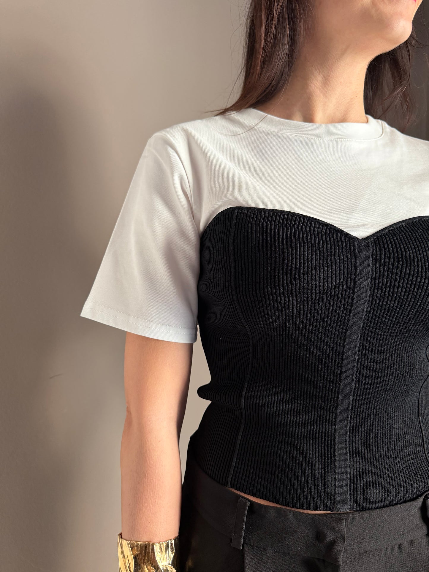 T-shirt con effetto bustino