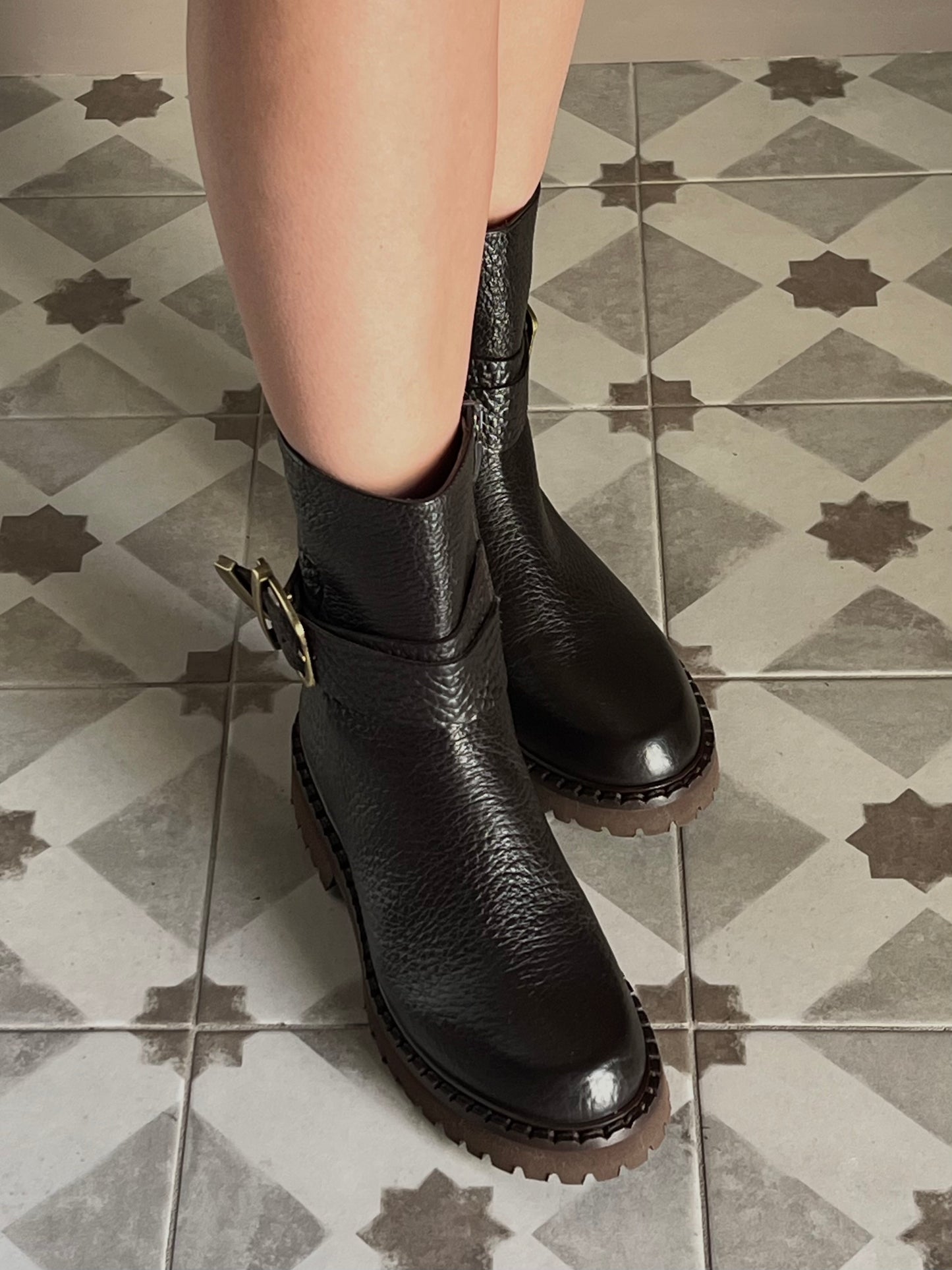 Stivaletto biker in pelle martellata testa moro