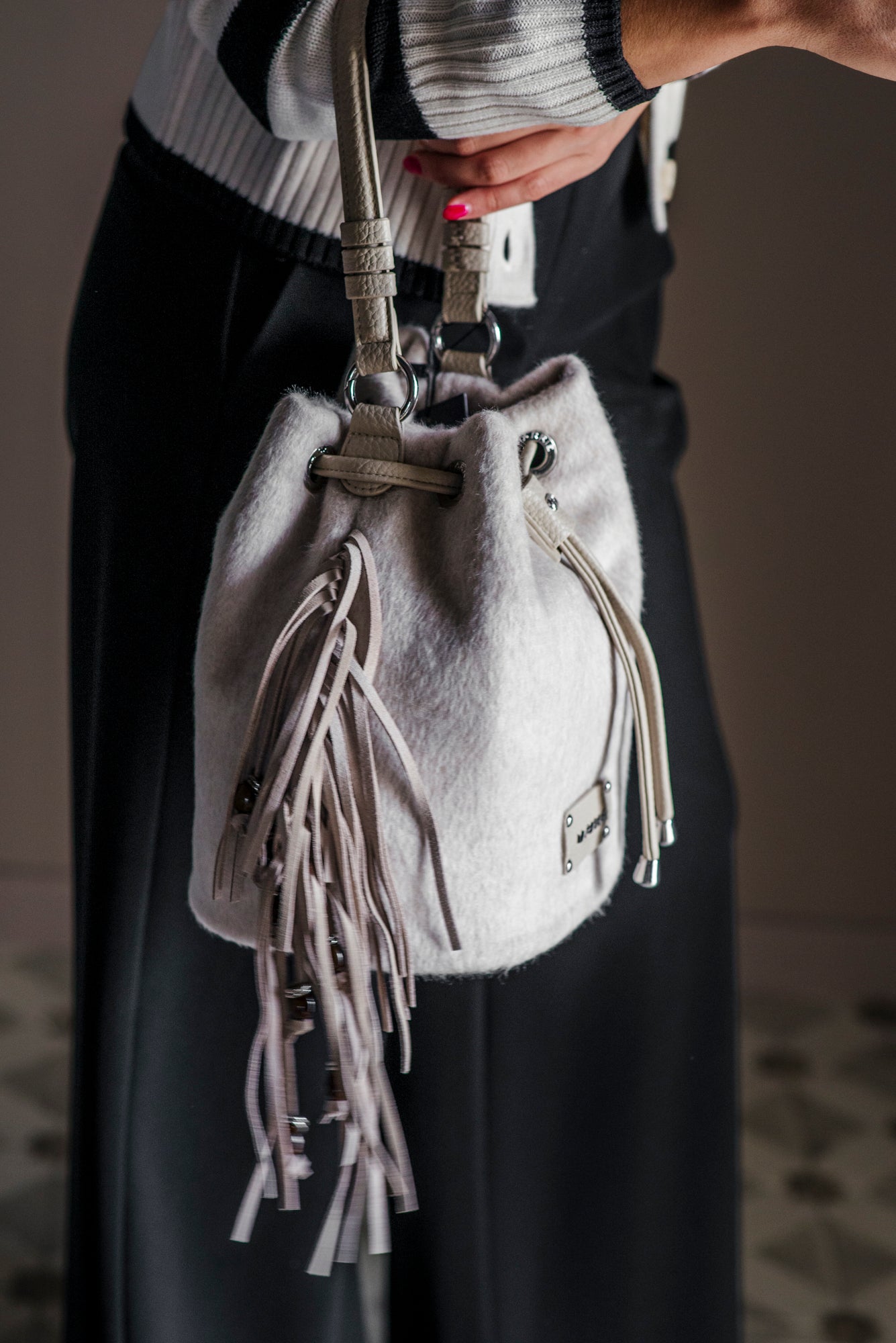 Borsa a Secchiello in Lana con Frange – La Carrie