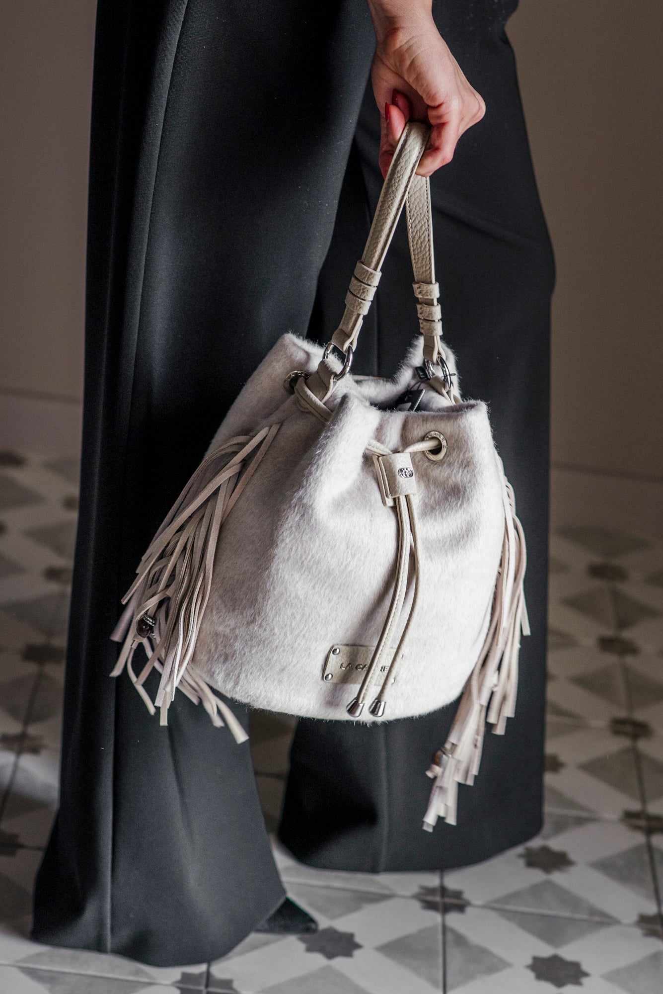 Borsa a Secchiello in Lana con Frange – La Carrie