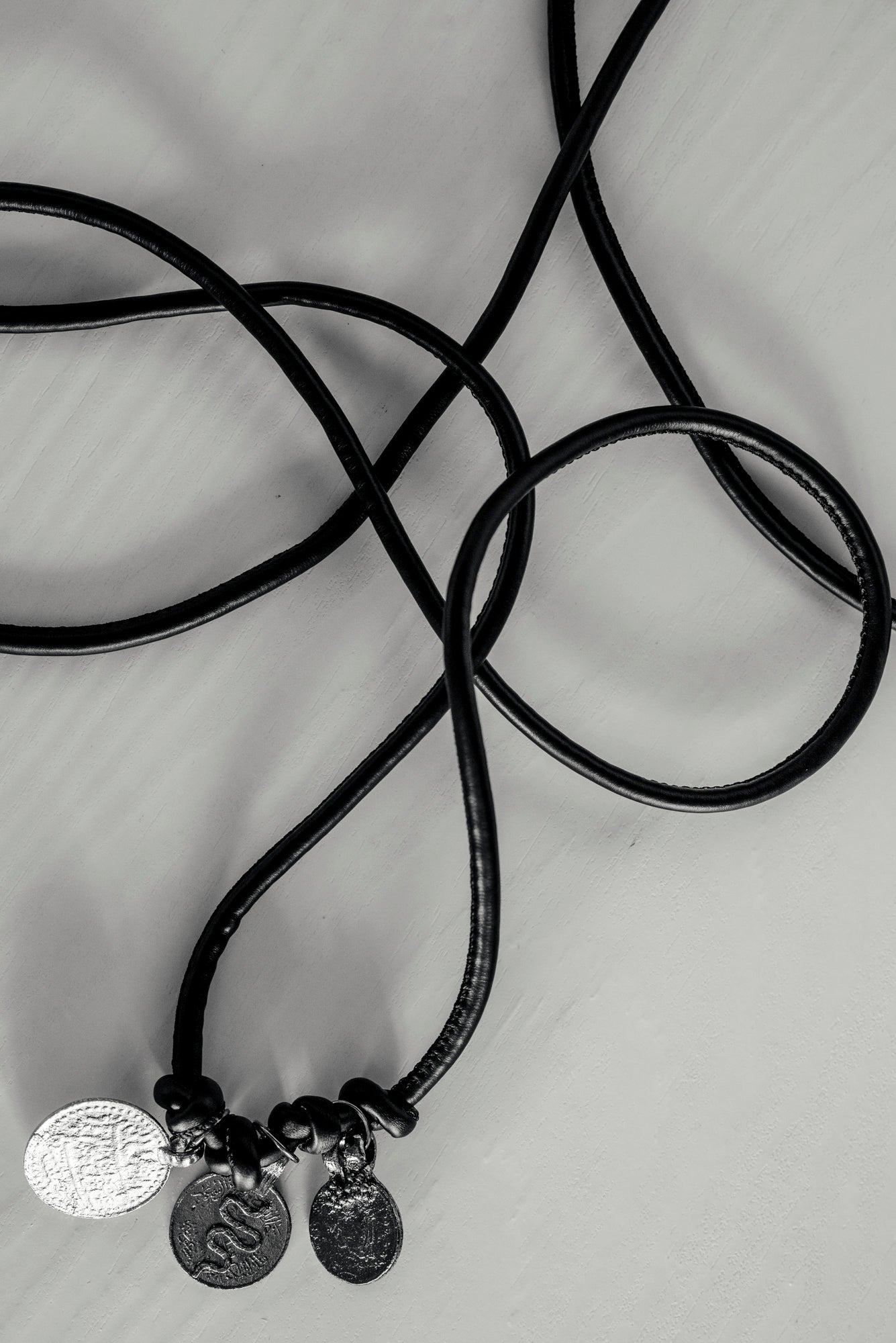 Cinturino tubolare con charms