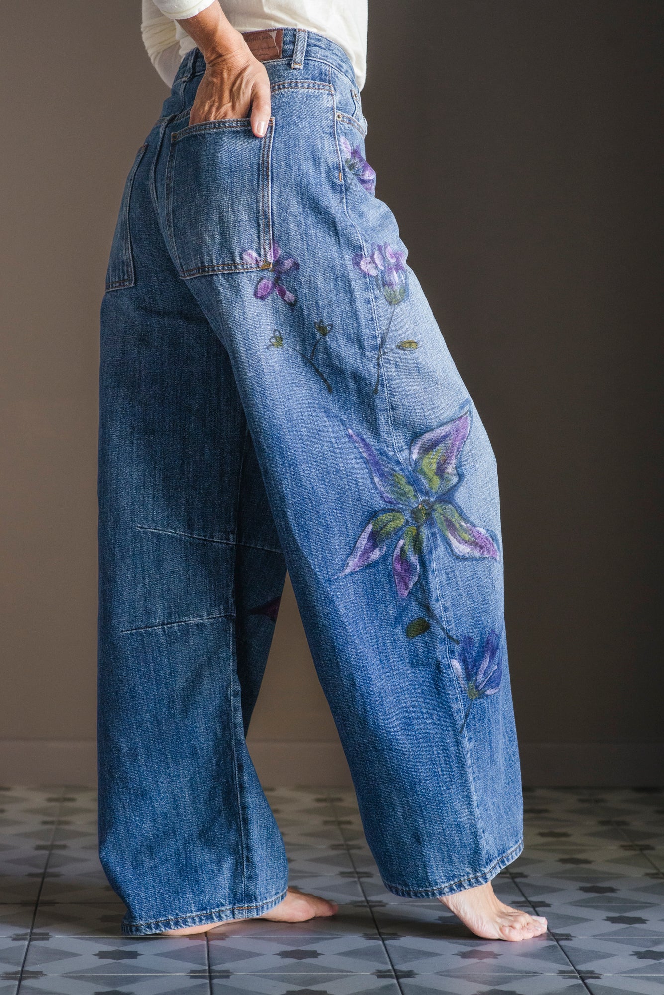 Pantalone denim dipinto a mano