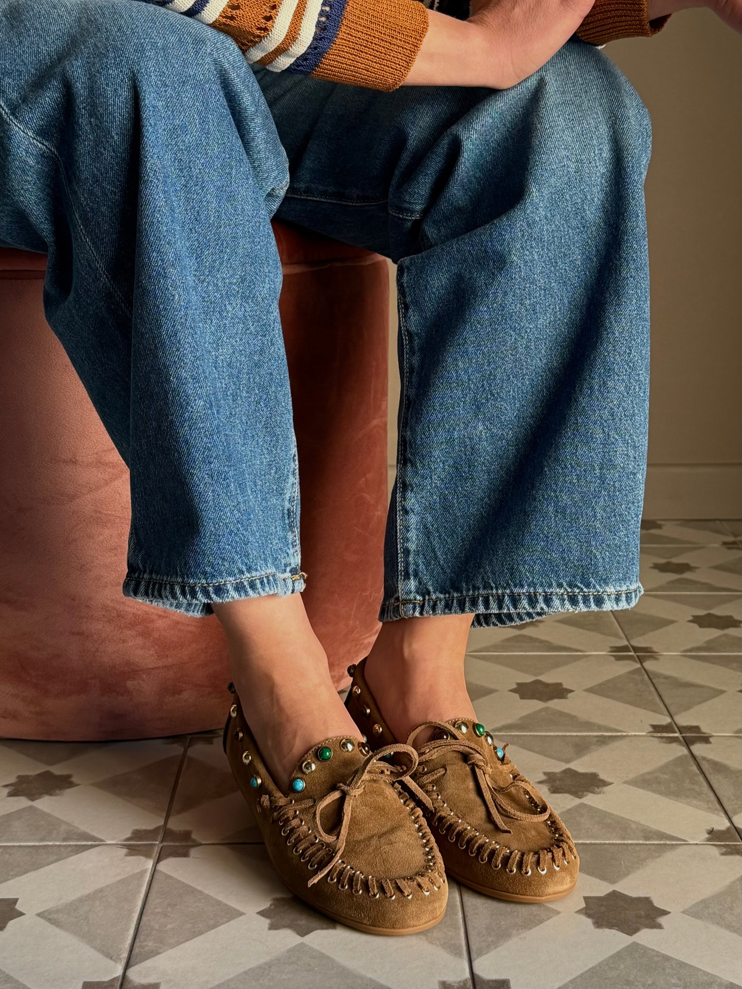 Mocassino in suede con borchiette