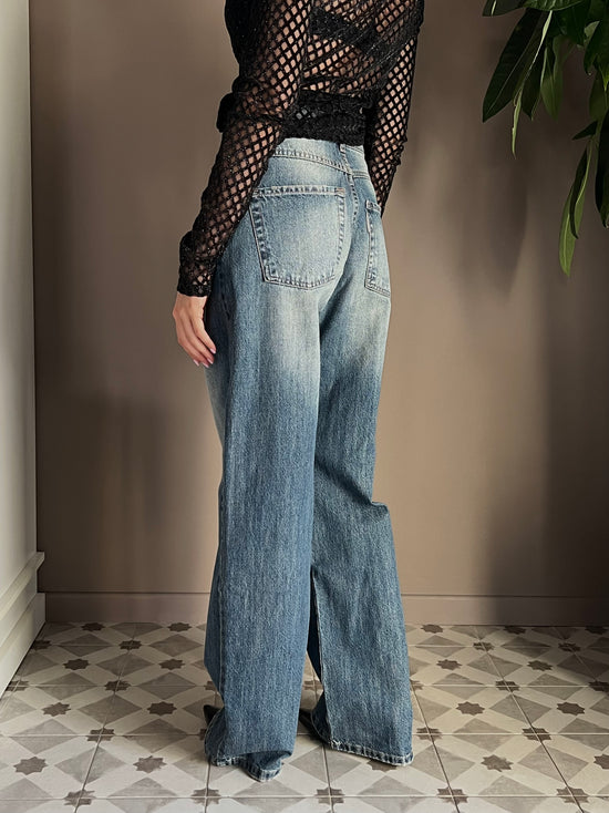 Pantalone in denim con strappo sul fondo