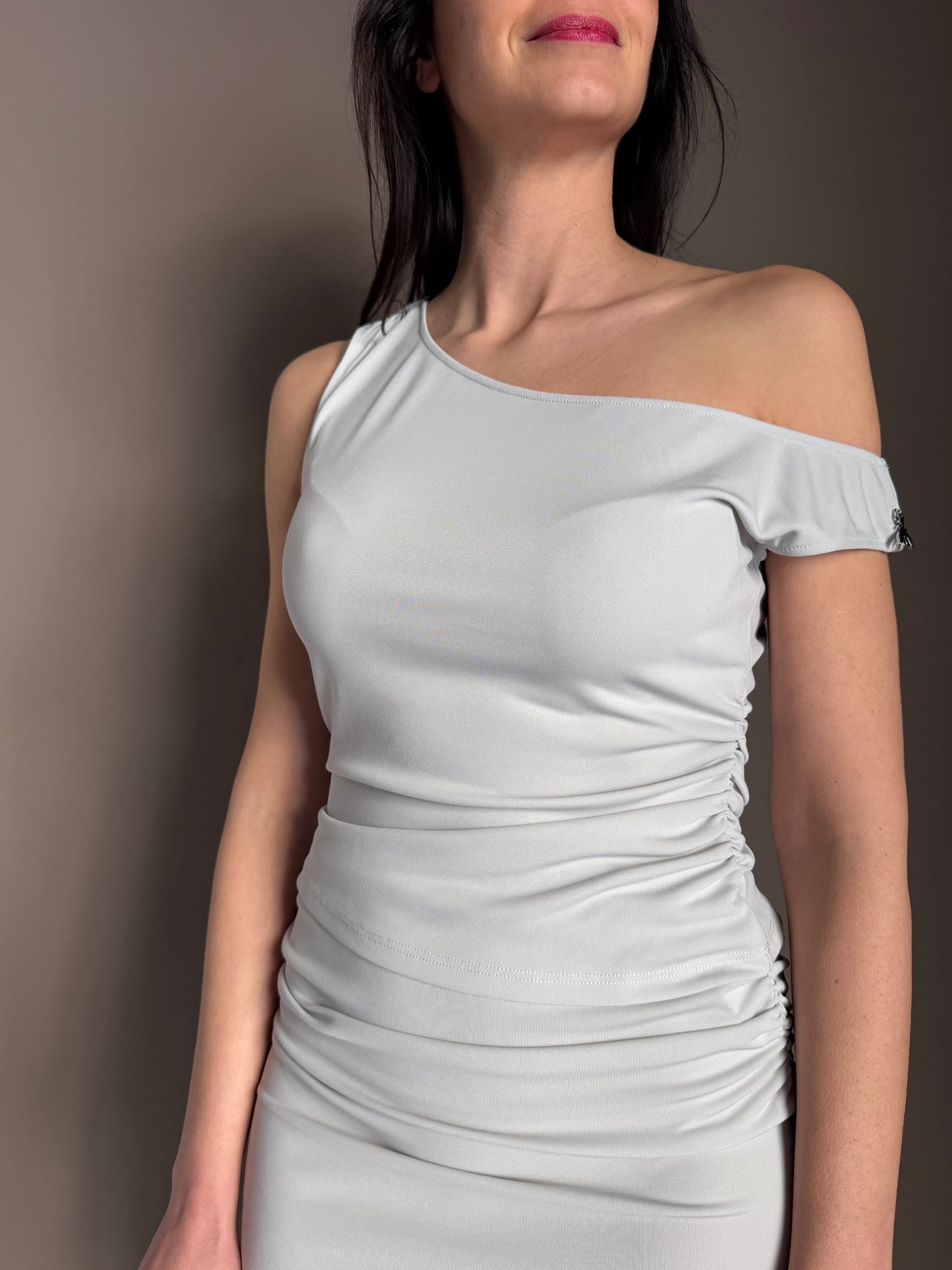 Top Monospalla con Arricciature grigio perla