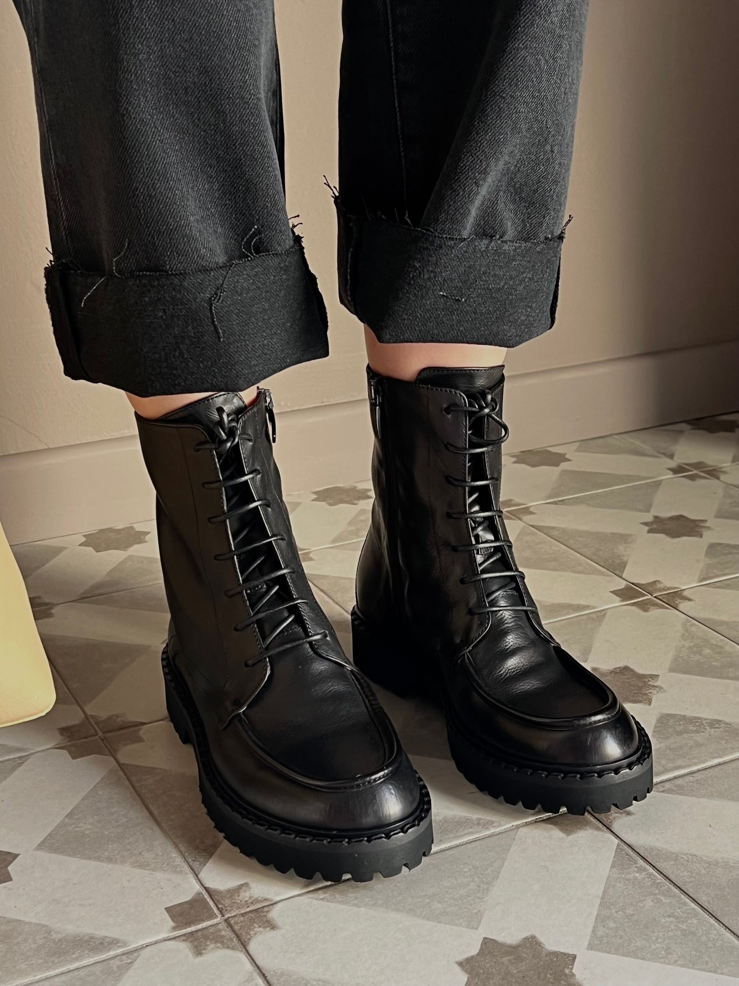 Stivaletto combat in pelle con suola carrarmato