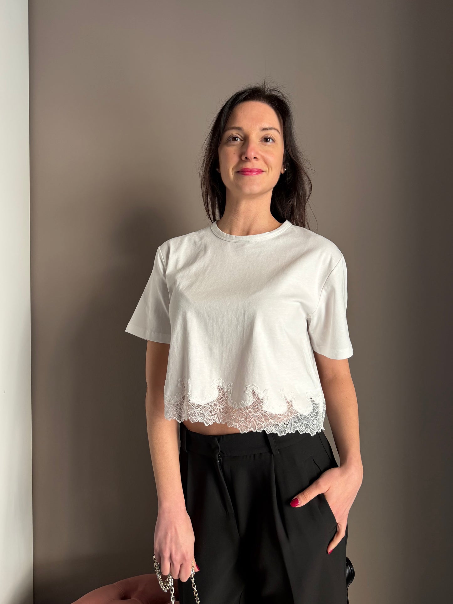 T-shirt cropped con inserto in pizzo