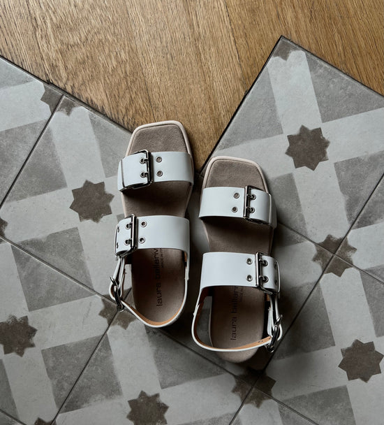Sandalo in pelle con doppia fascia con fibbie argento