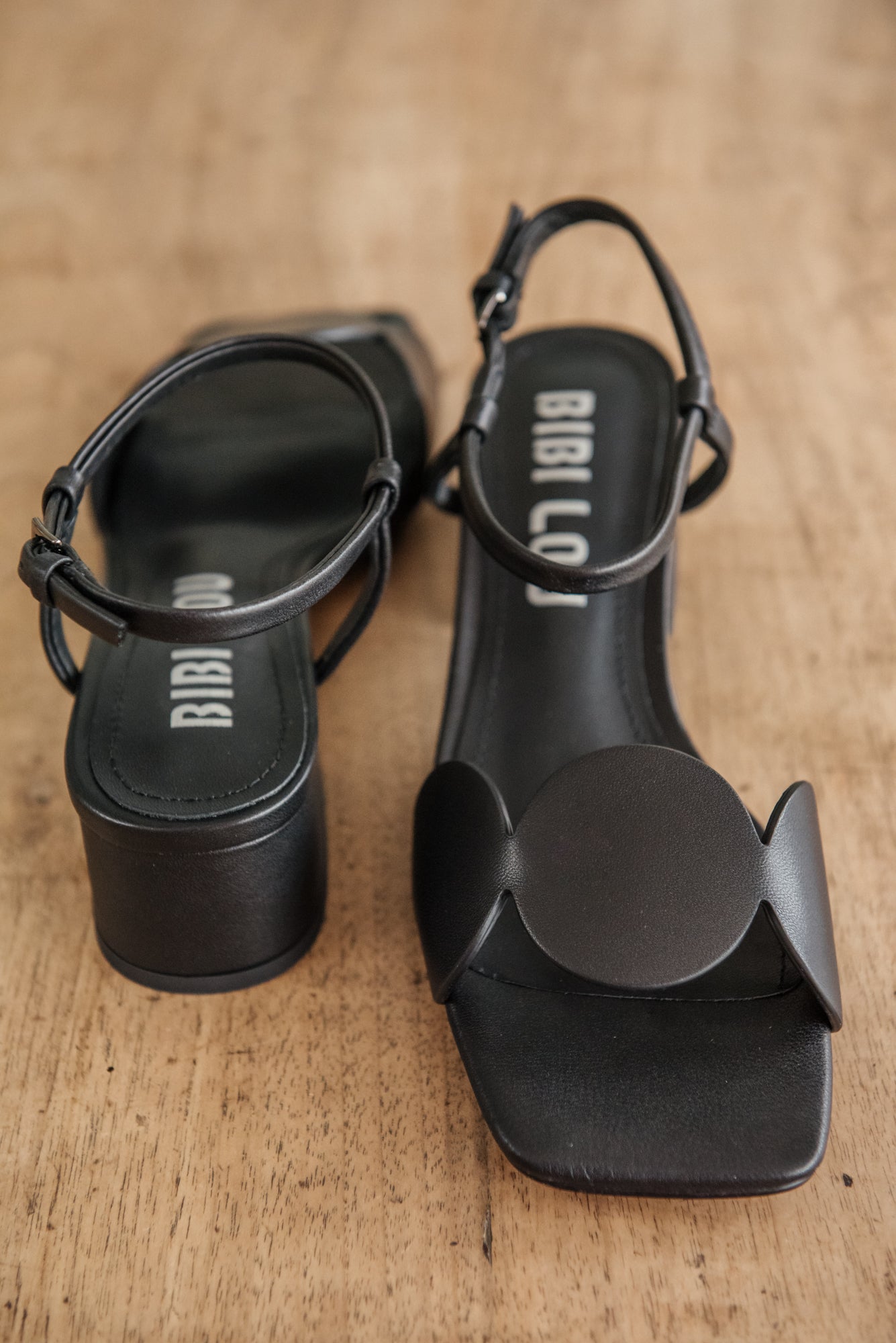 Sandalo in pelle nera con fascia semicerchio