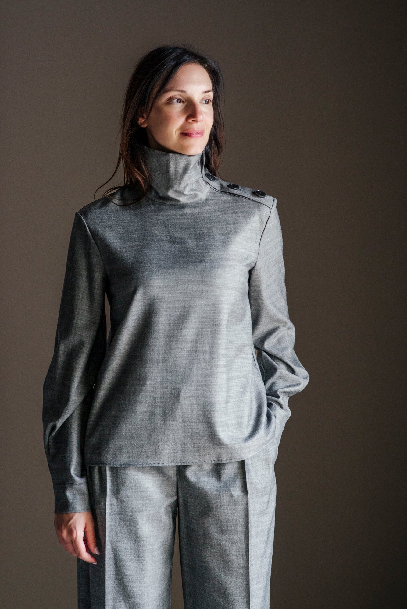 Blusa con collo alto e bottoni