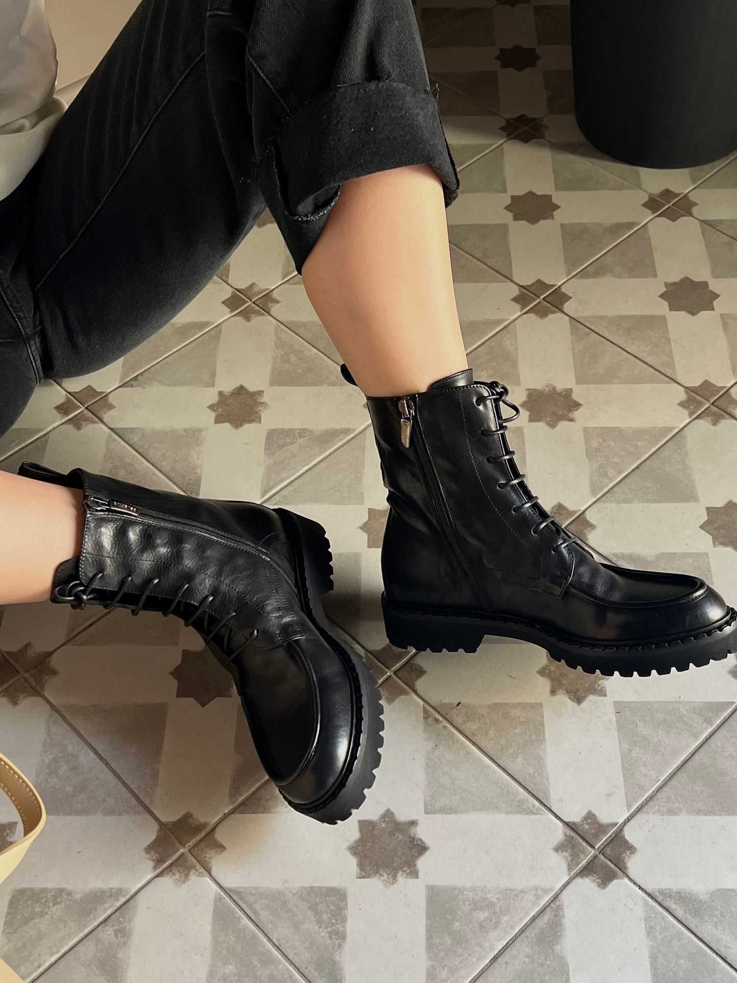 Stivaletto combat in pelle con suola carrarmato
