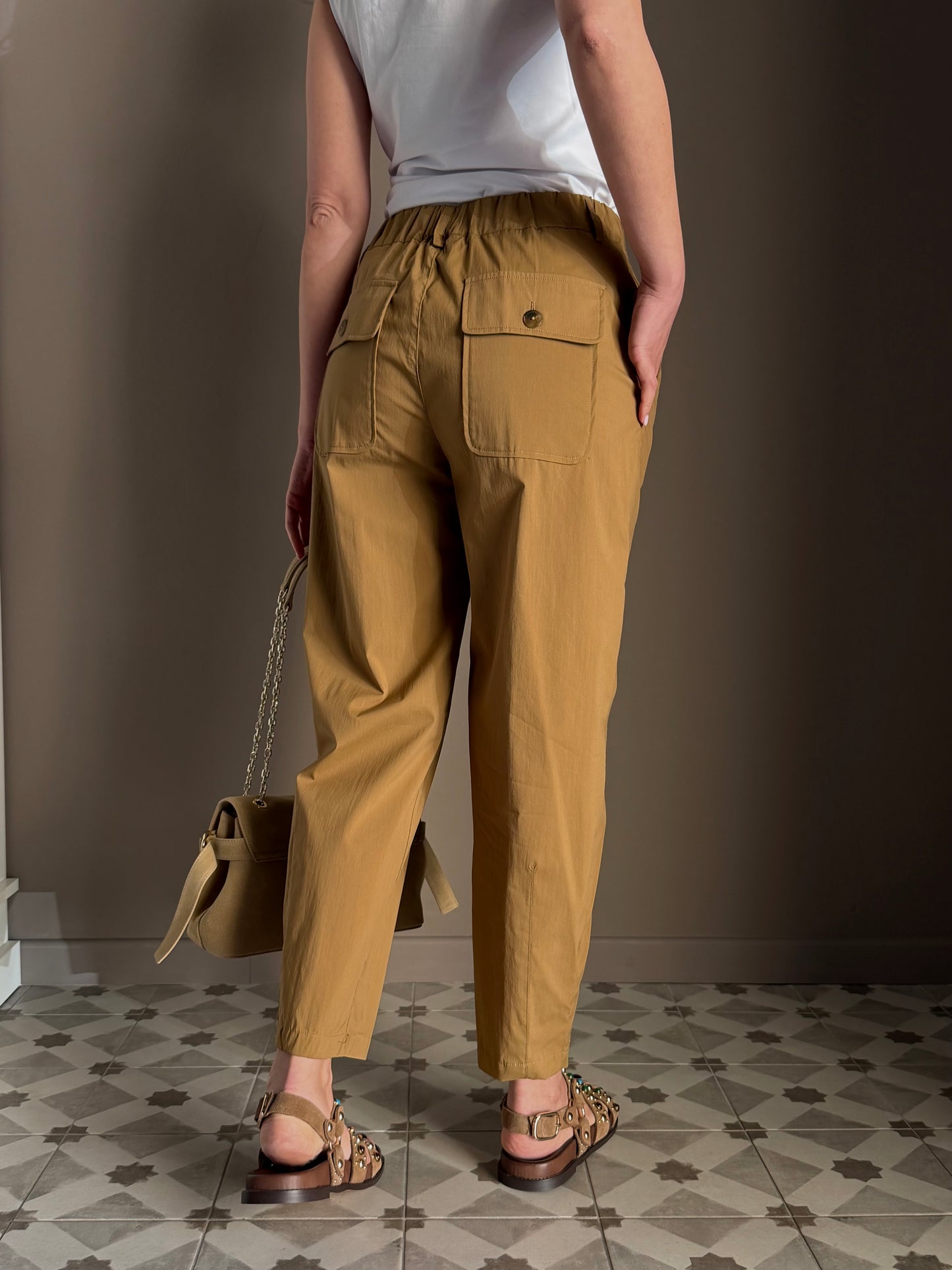 Pantalone Carrot Fit – Colore Nocciola