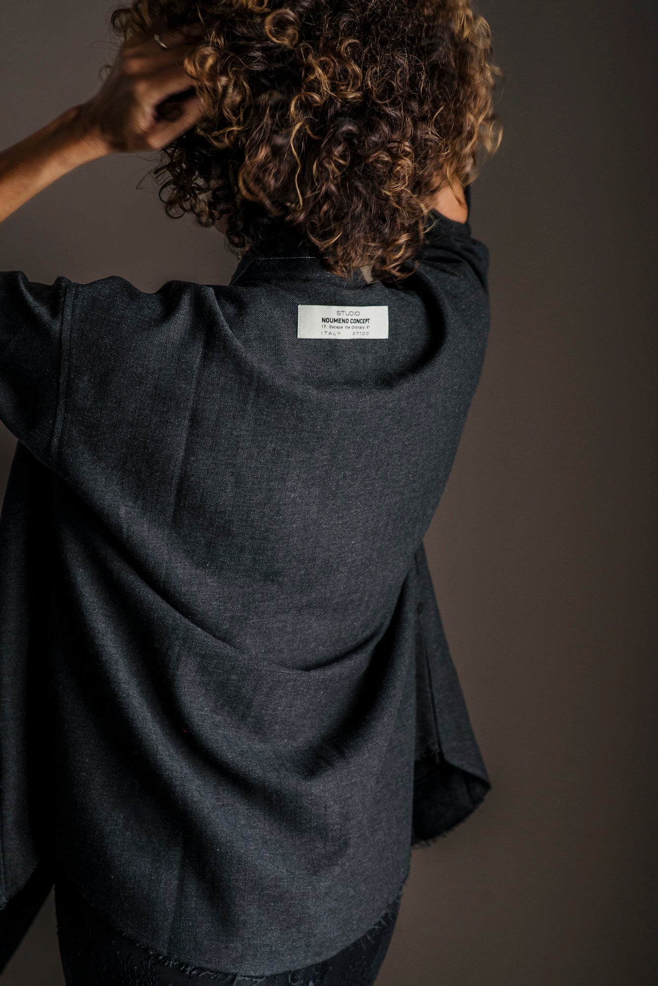 Camicia coreana con dettagli taglio vivo