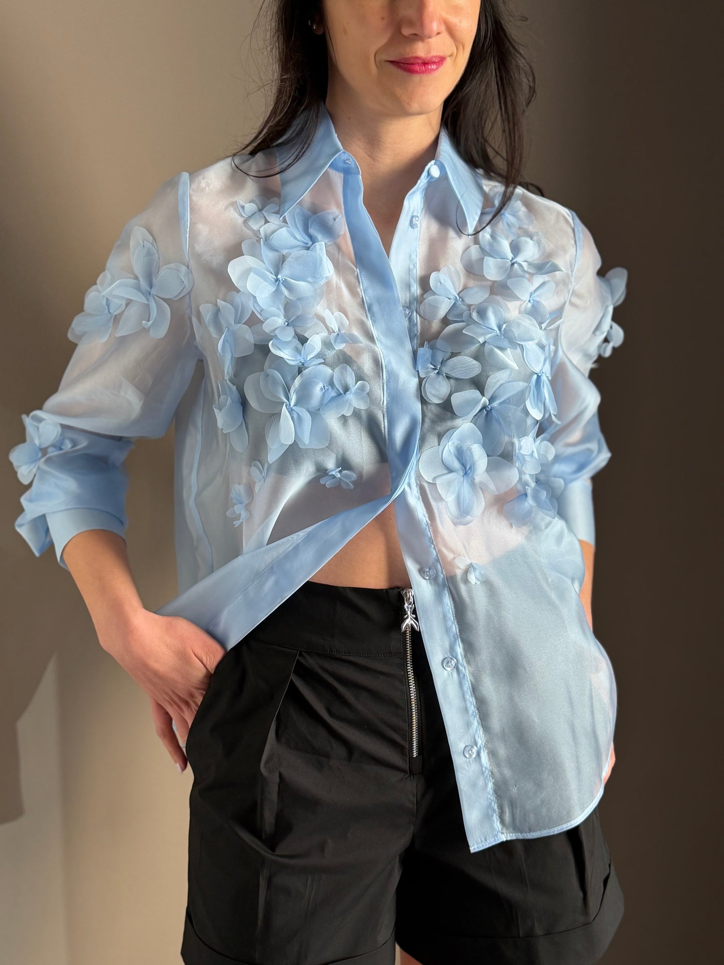 Camicia Azzurra con Applicazioni Floreali