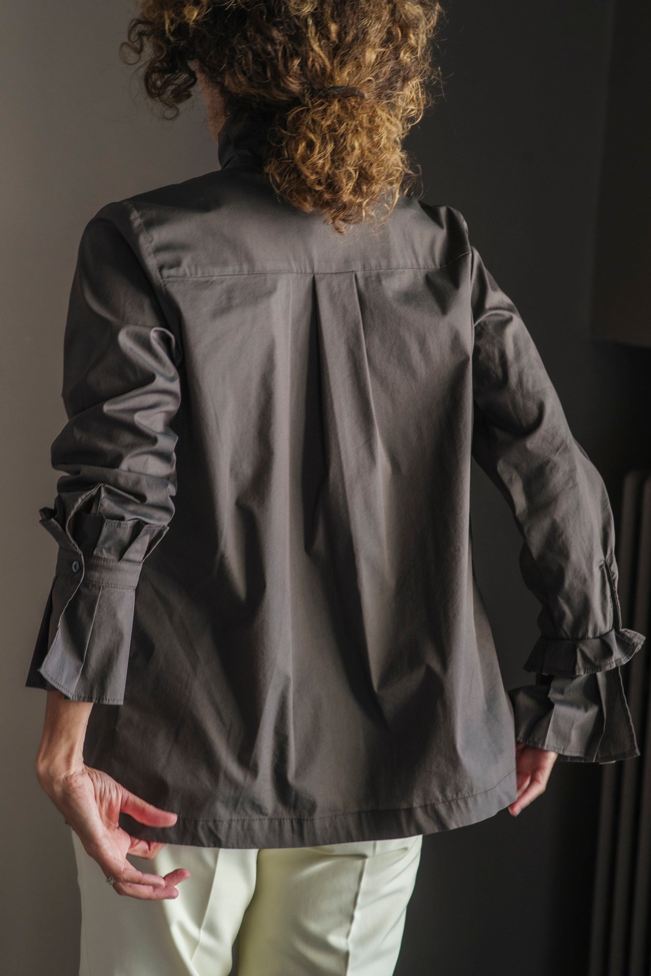 Camicia svasata in cotone liscio con dettagli plisse’