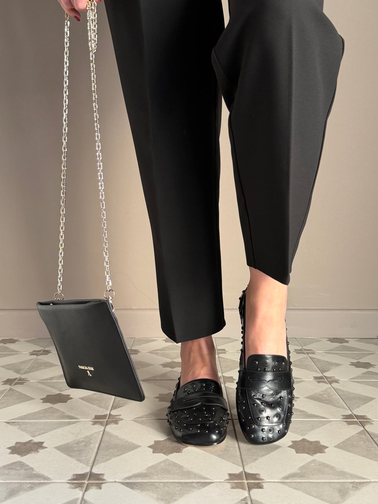 Mocassino in pelle con borchiette in tinta