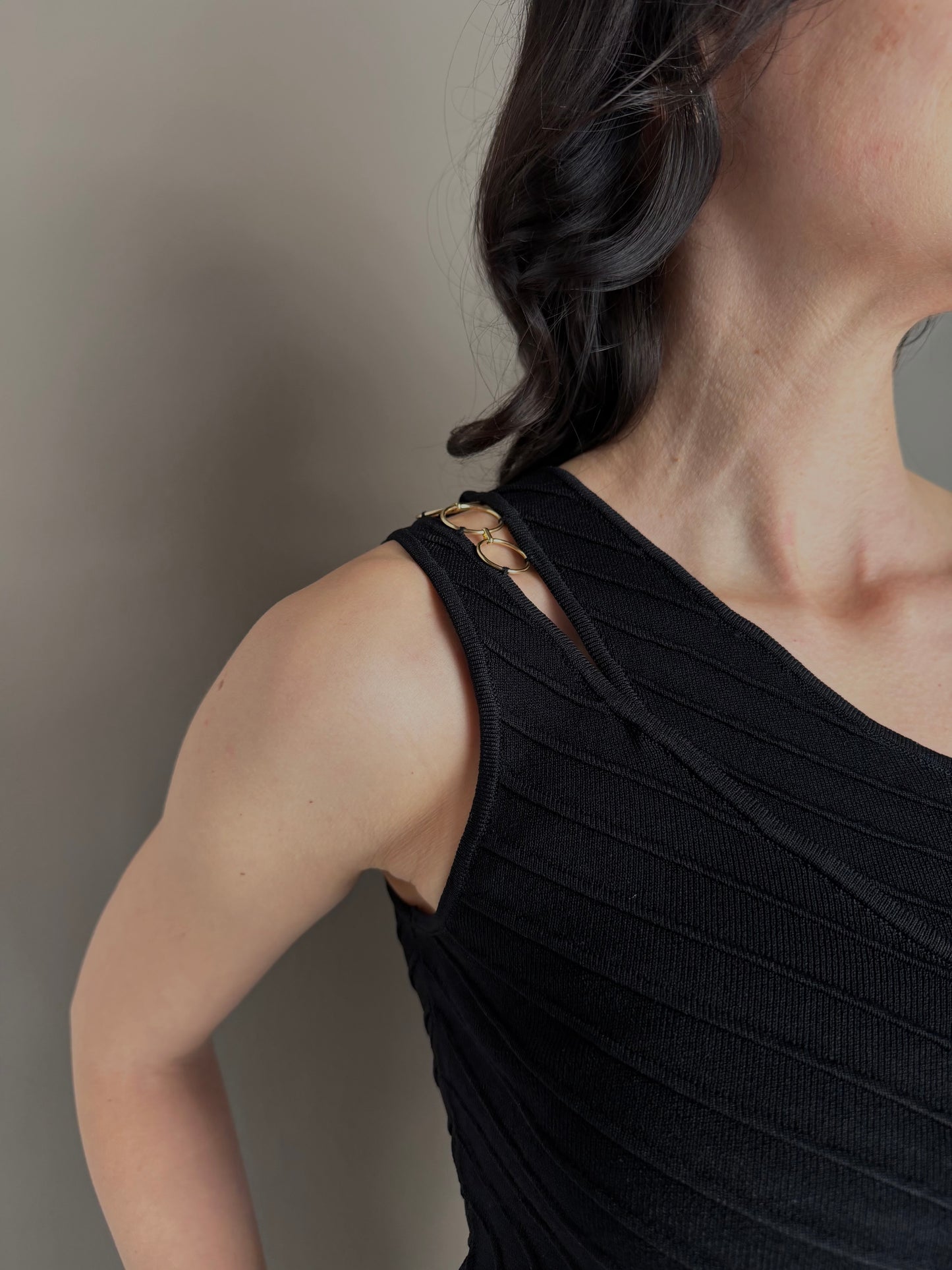 Top monospalla in maglia