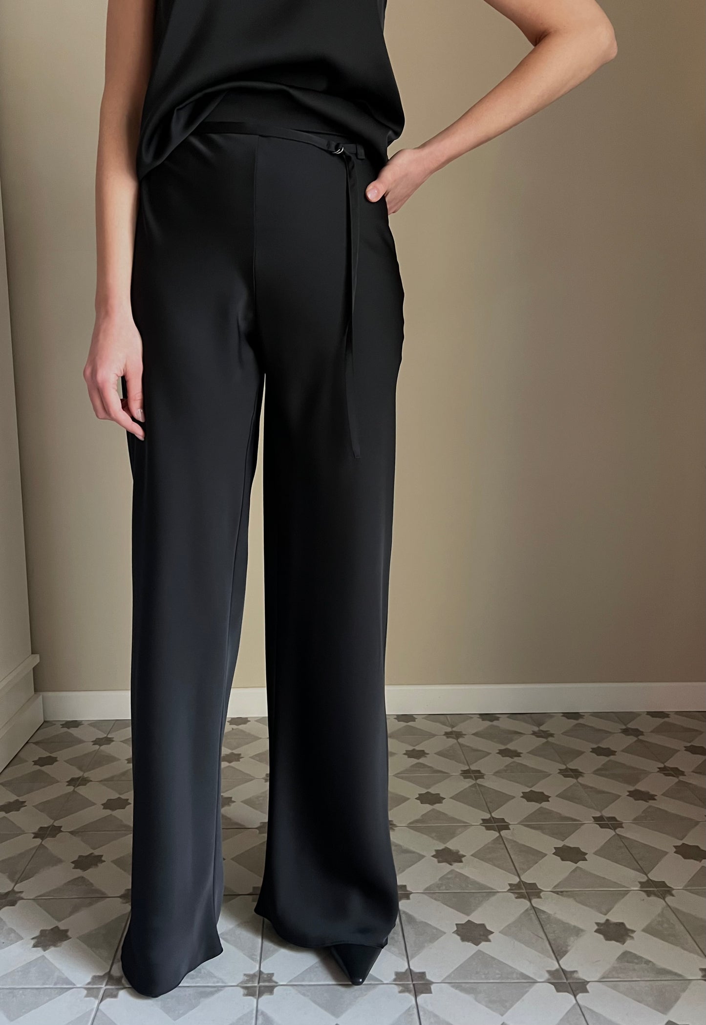 Pantaloni in raso con cinturino