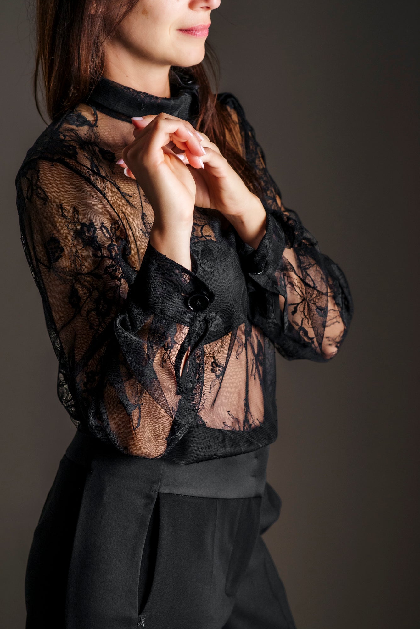 Blusa in pizzo francese con collo alto