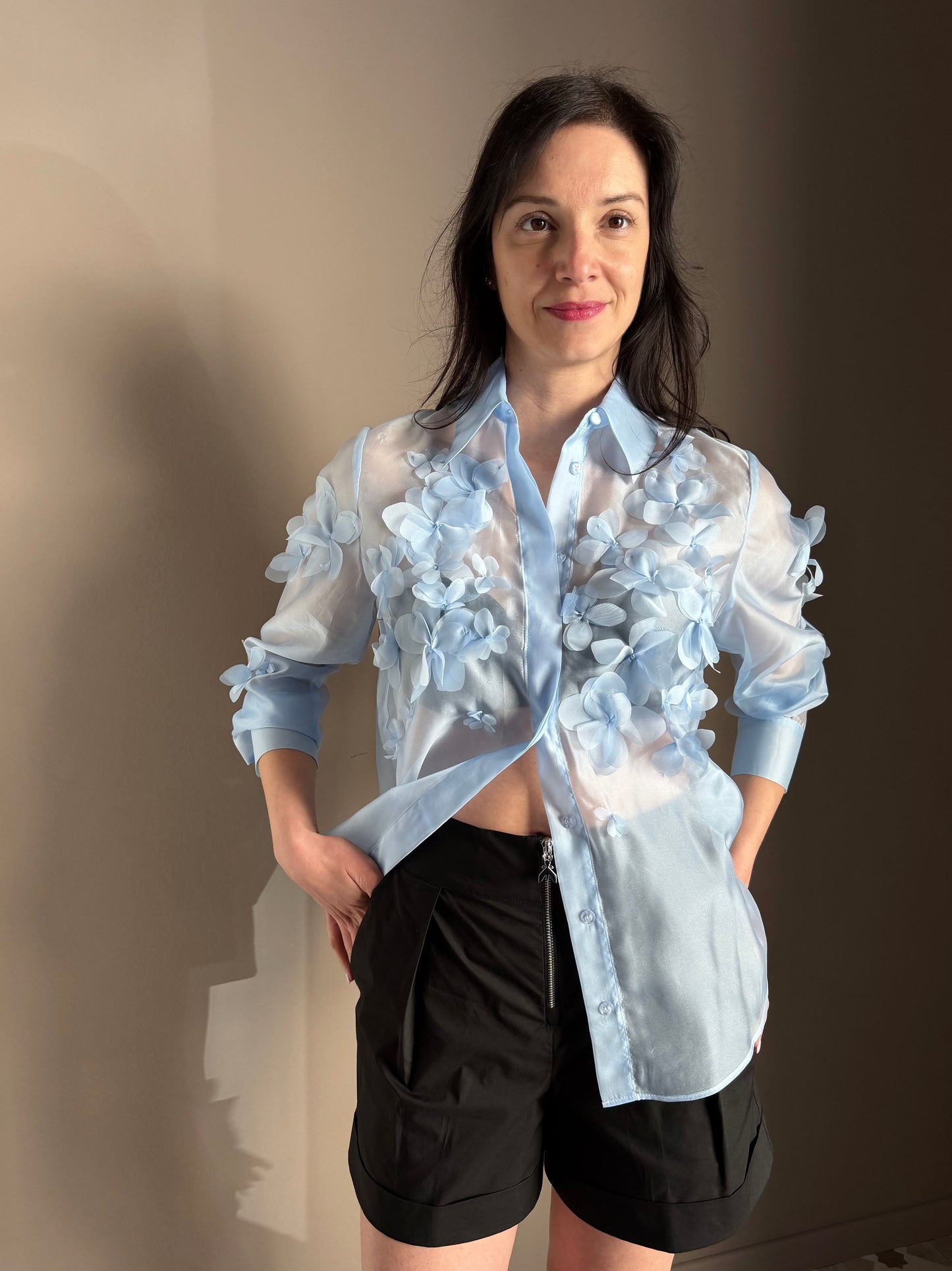 Camicia Azzurra con Applicazioni Floreali