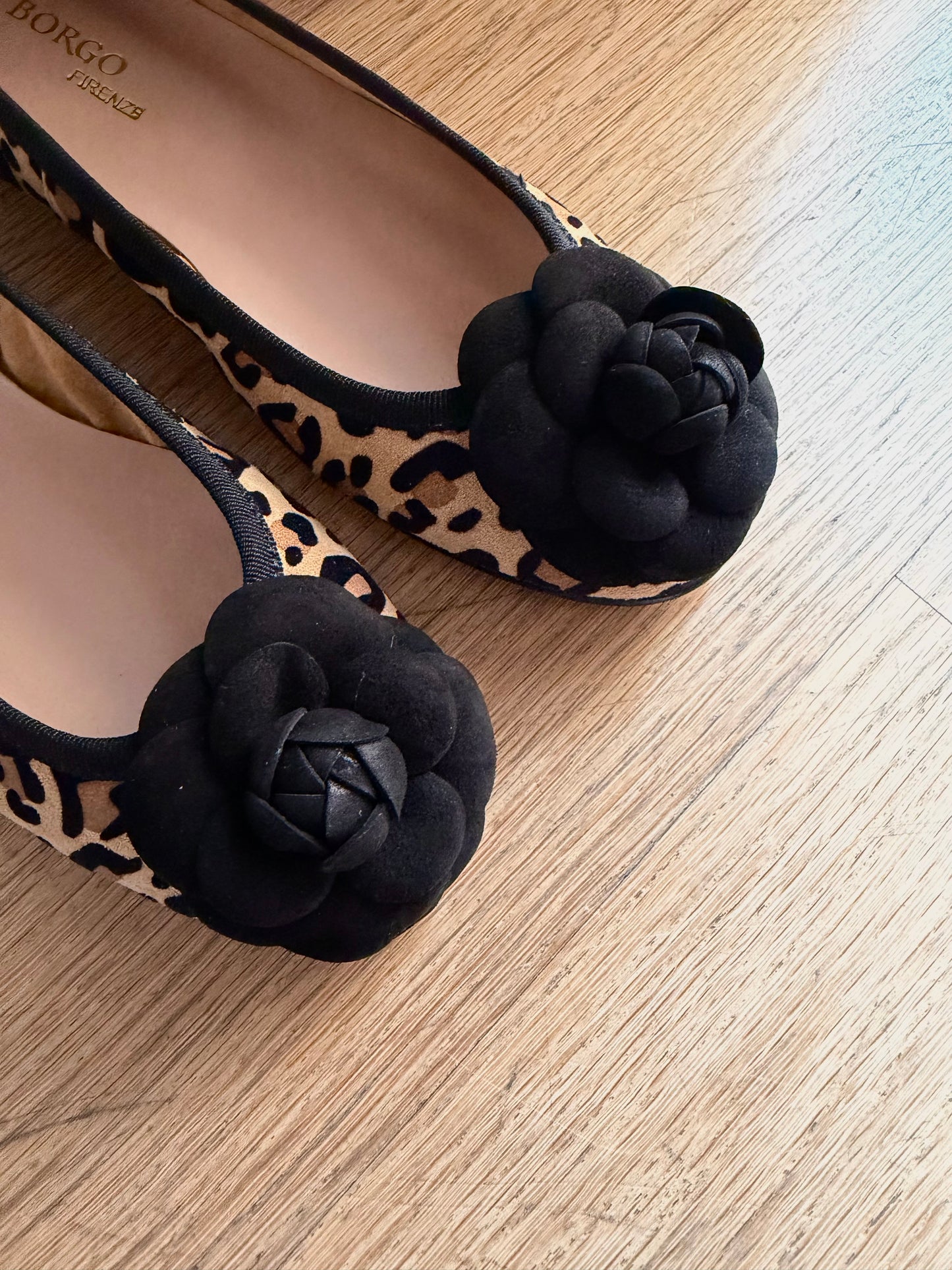 Ballerina camelia in camoscio animalier