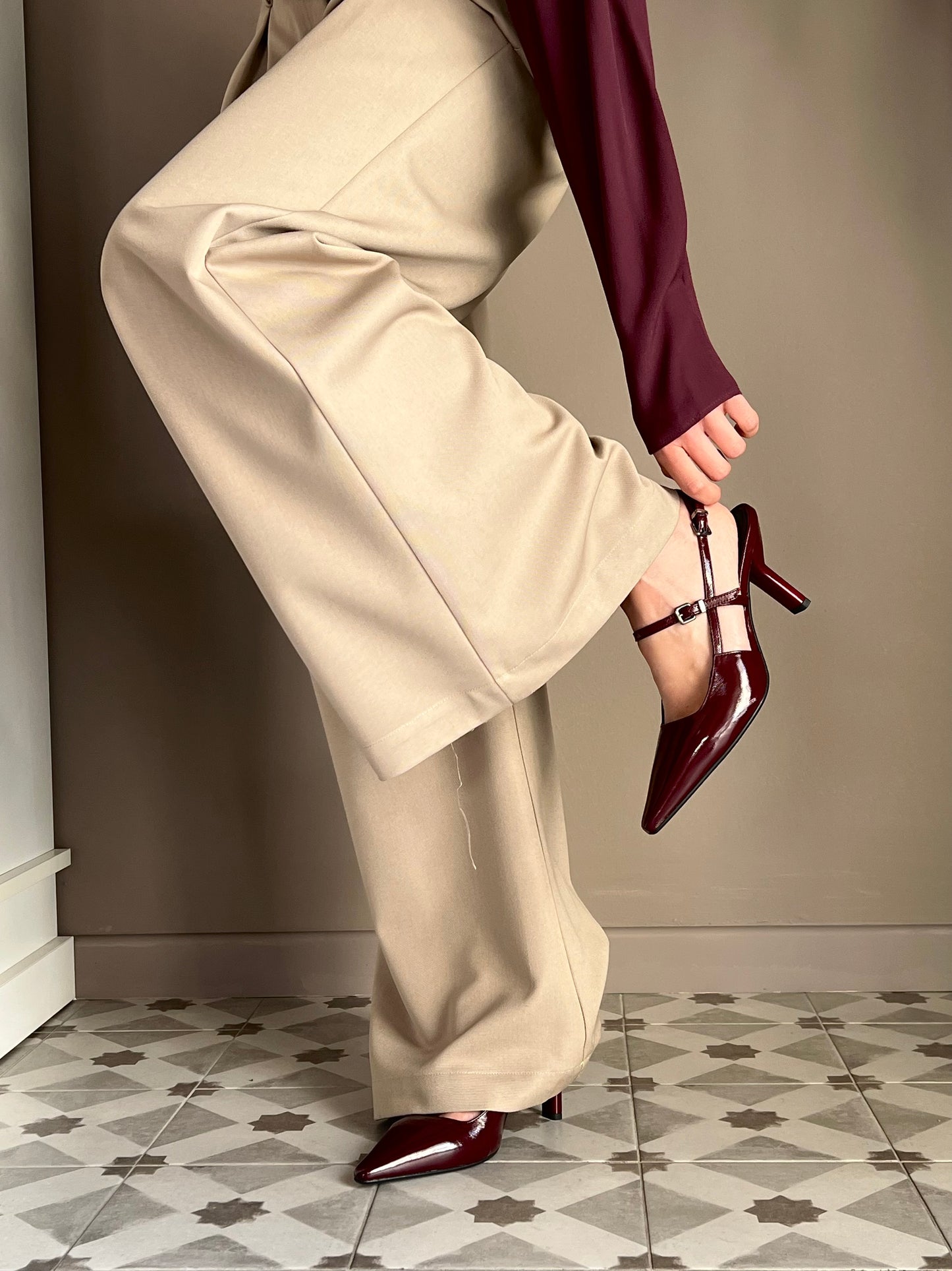 Slingback in vernice con tacco sottile