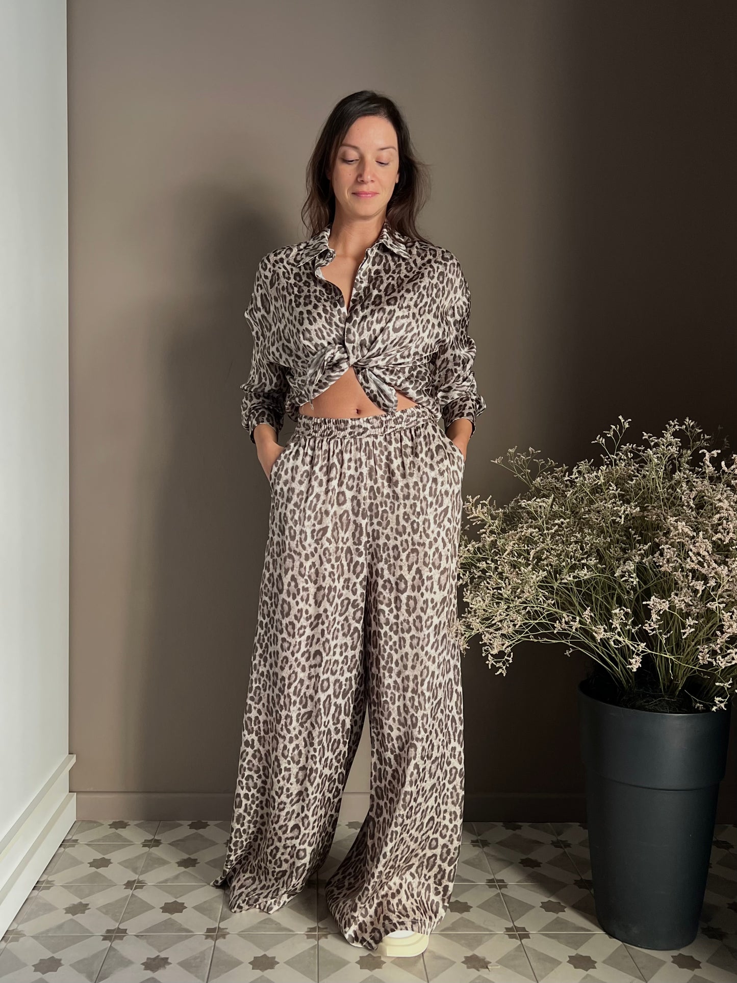 Pantalone in viscosa con stampa animalier