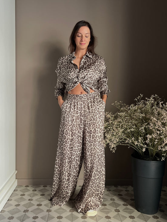 Pantalone in viscosa con stampa animalier