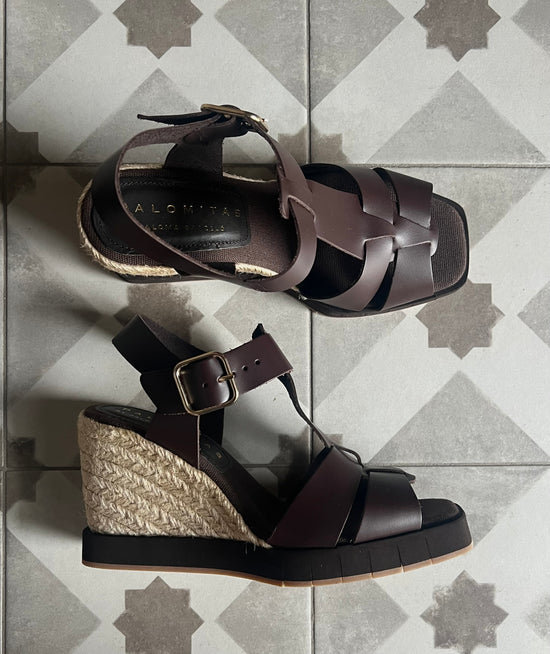 Sandalo con zeppa in corda e tomaia in pelle