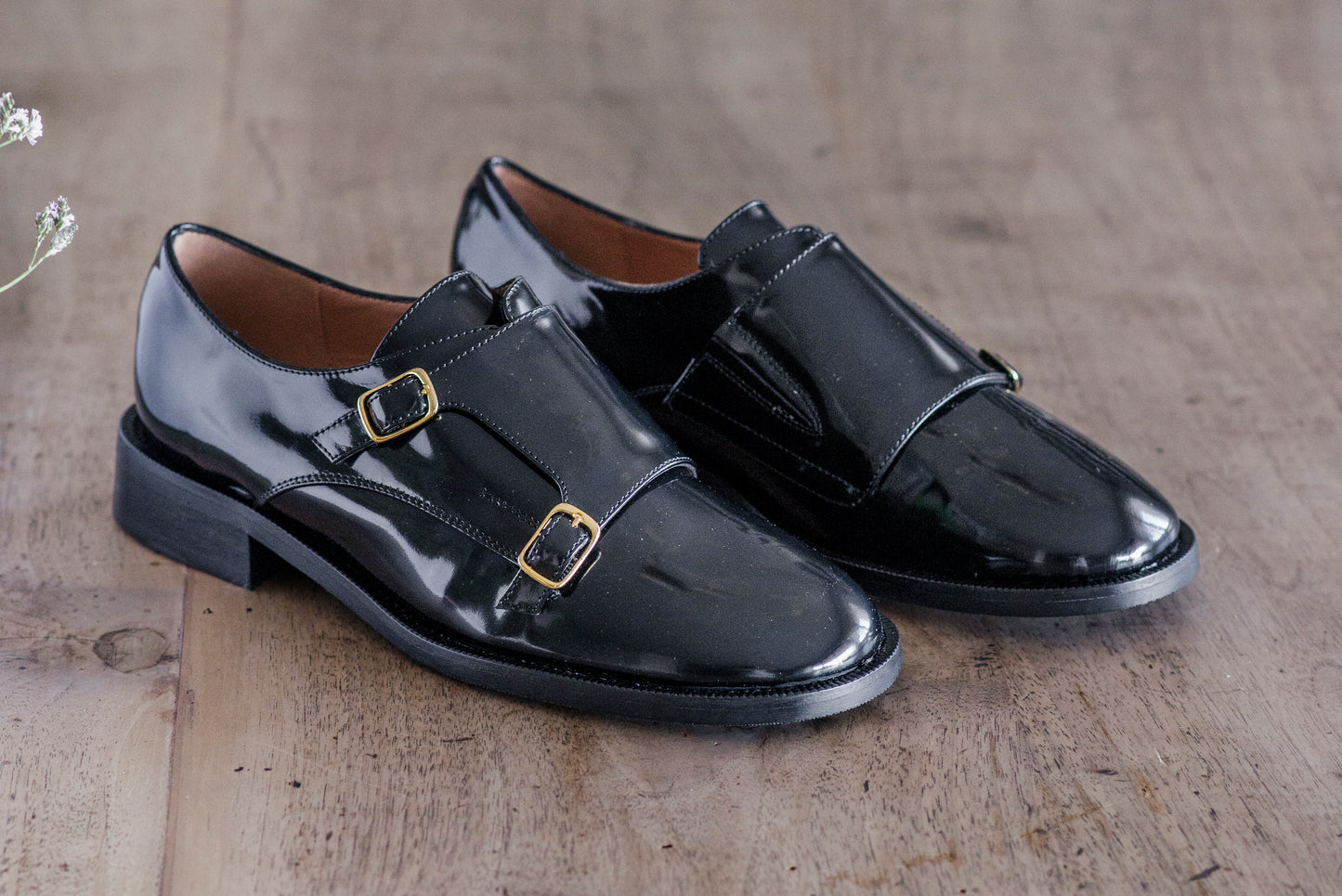 Scarpa con doppia fibbia in pelle abrasivata