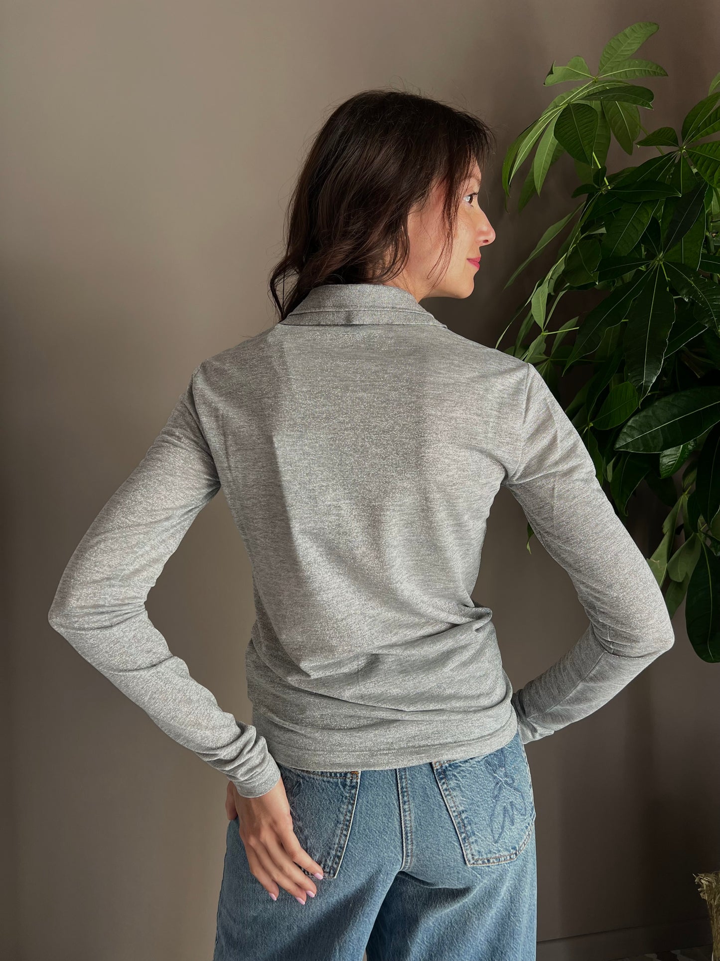 Polo in viscosa e lurex grigio perla