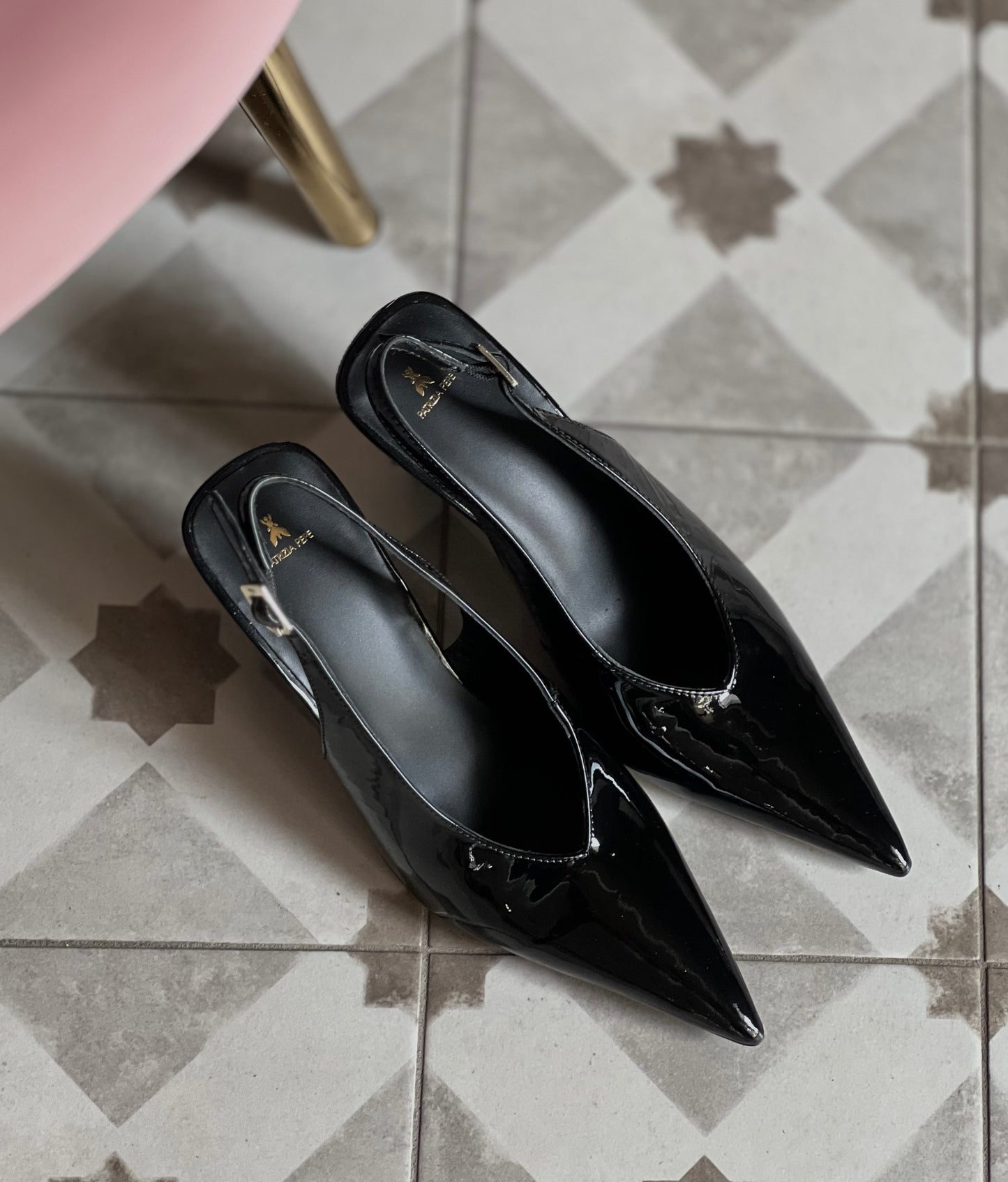 Slingback in vernice nera