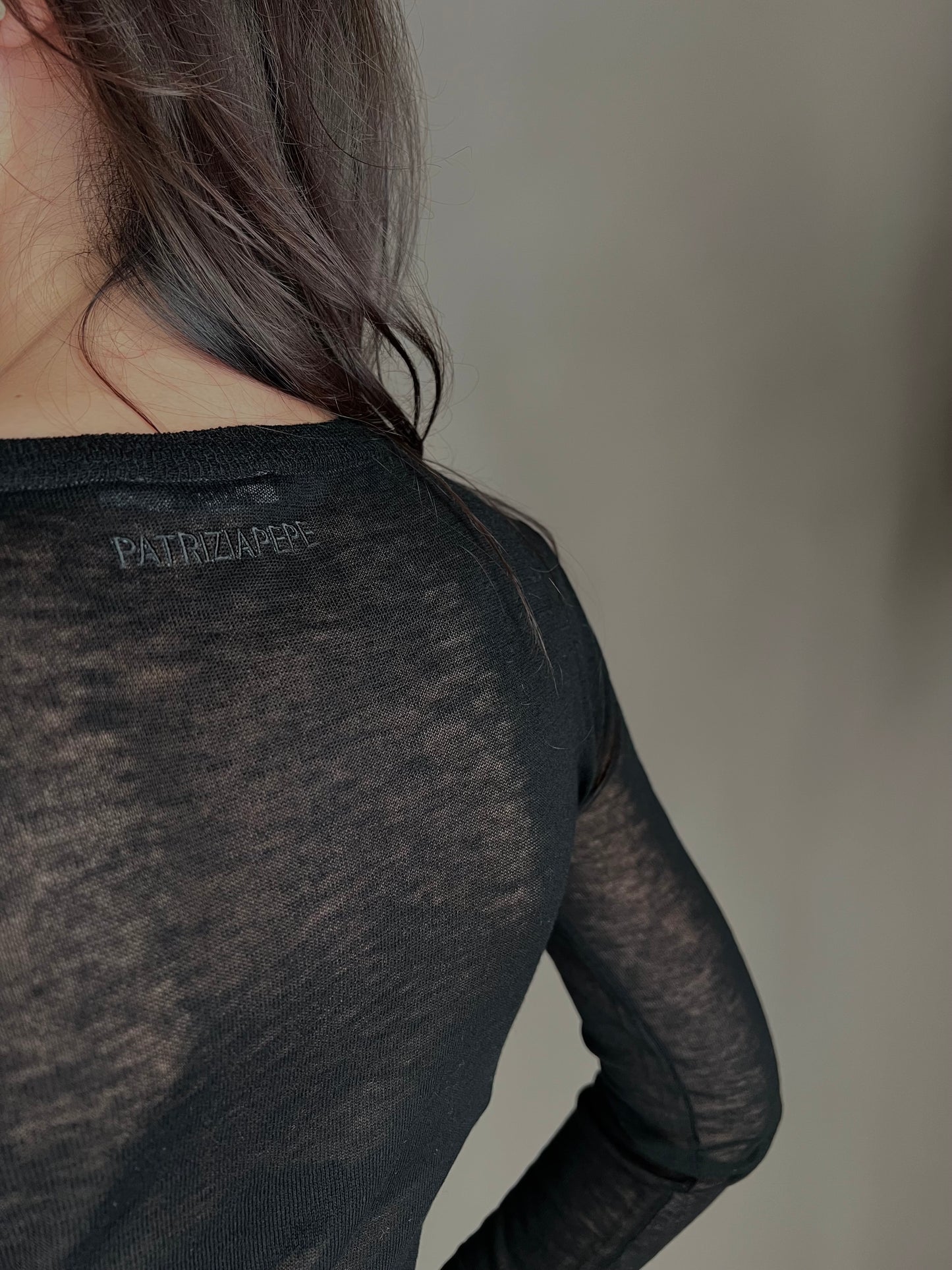 Maglia ultra fine in lana con scollo a barca nera